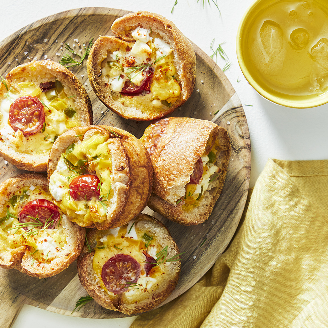 Leckere vegetarische Brotbecher mit Dill