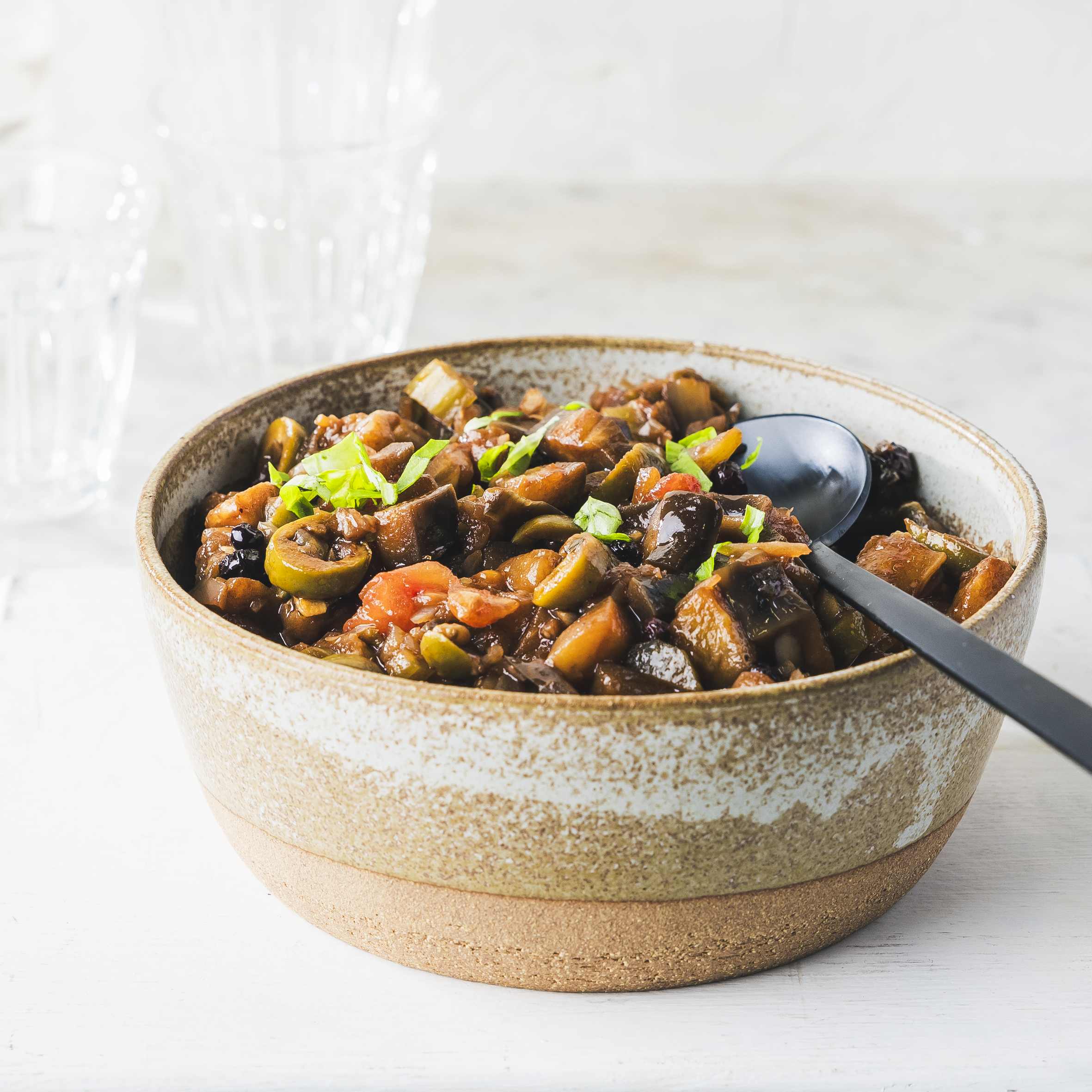 Caponata siciliana con uva sultanina