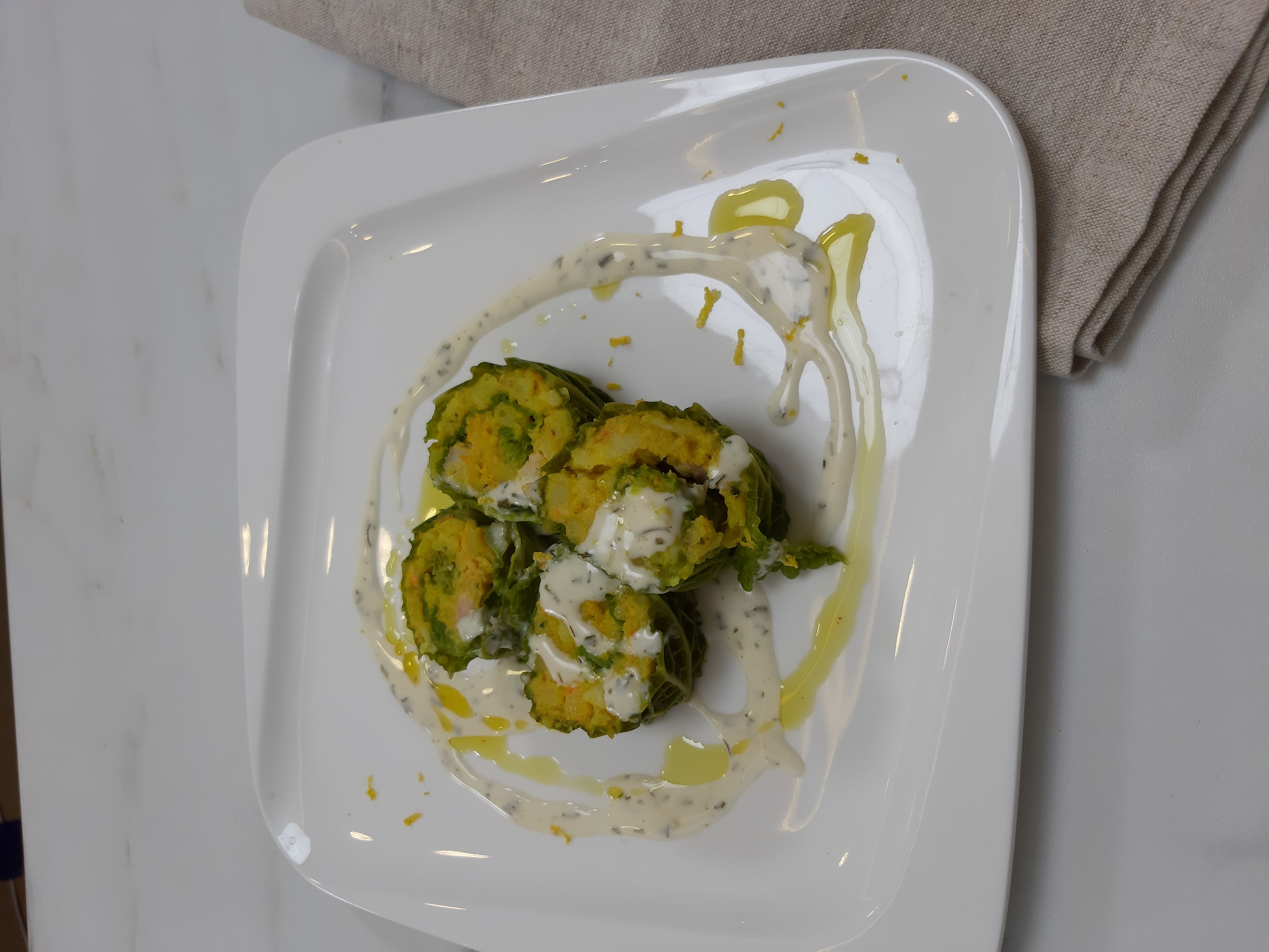 Sushi di salmone con patate alla curcuma e zest di limone