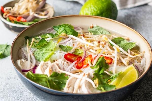 Pho de pollo revisitado (sopa vietnamita)