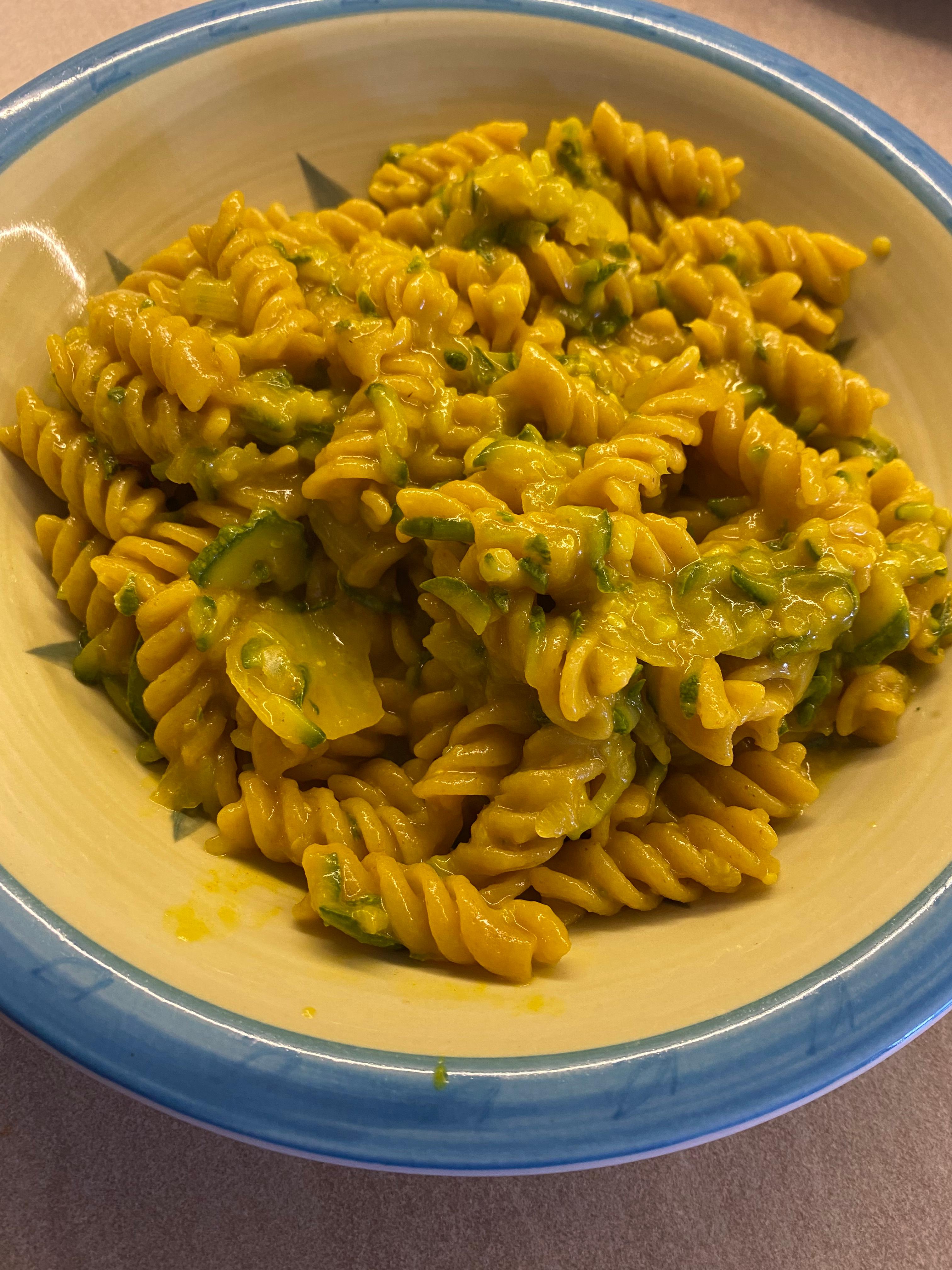 Pasta zucchine e curcuma