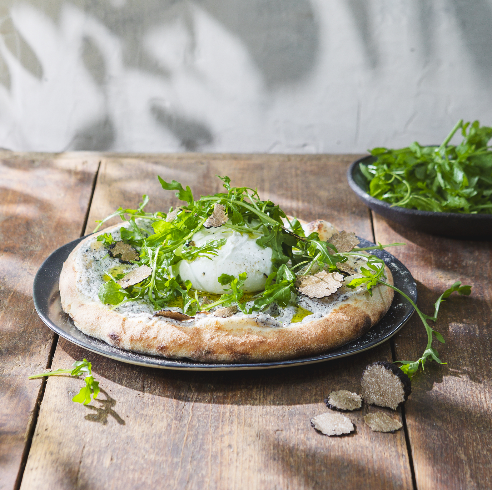 Pizza mit Trüffel und Burrata