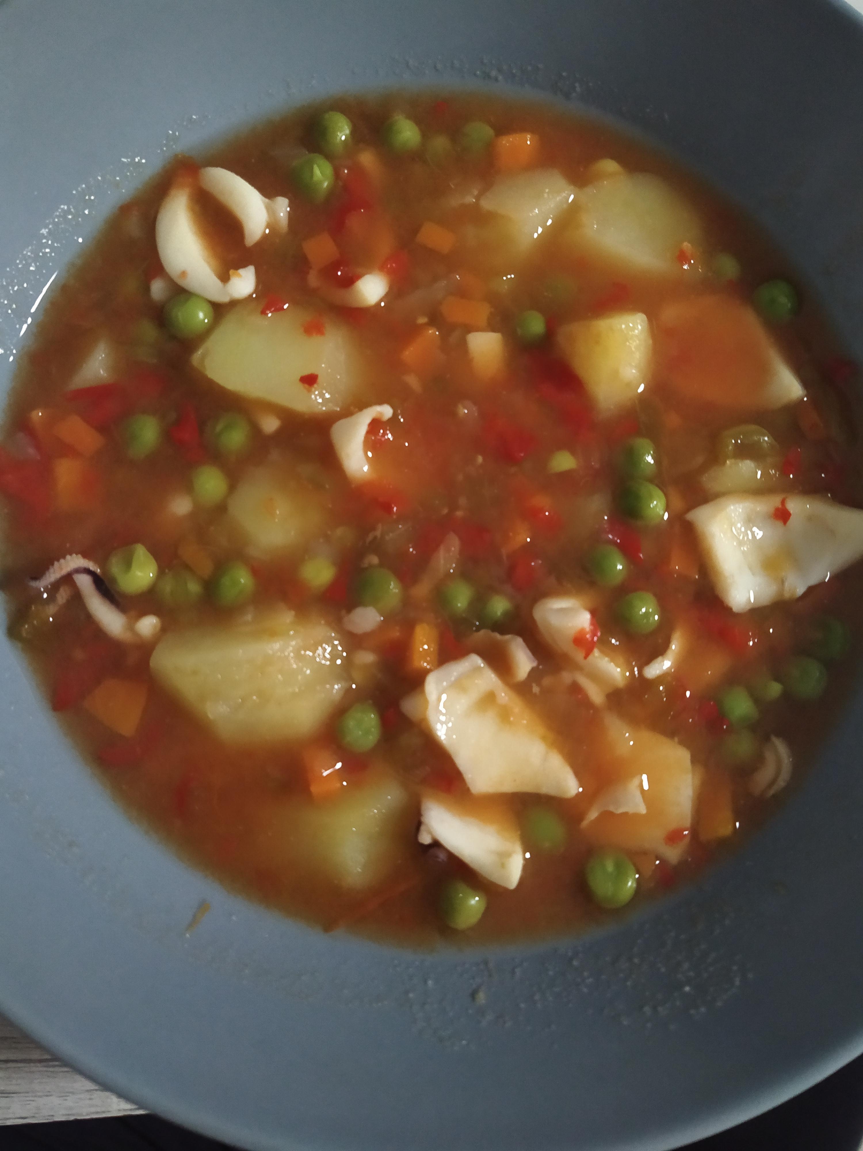 Sepia con patatas y guisantes
