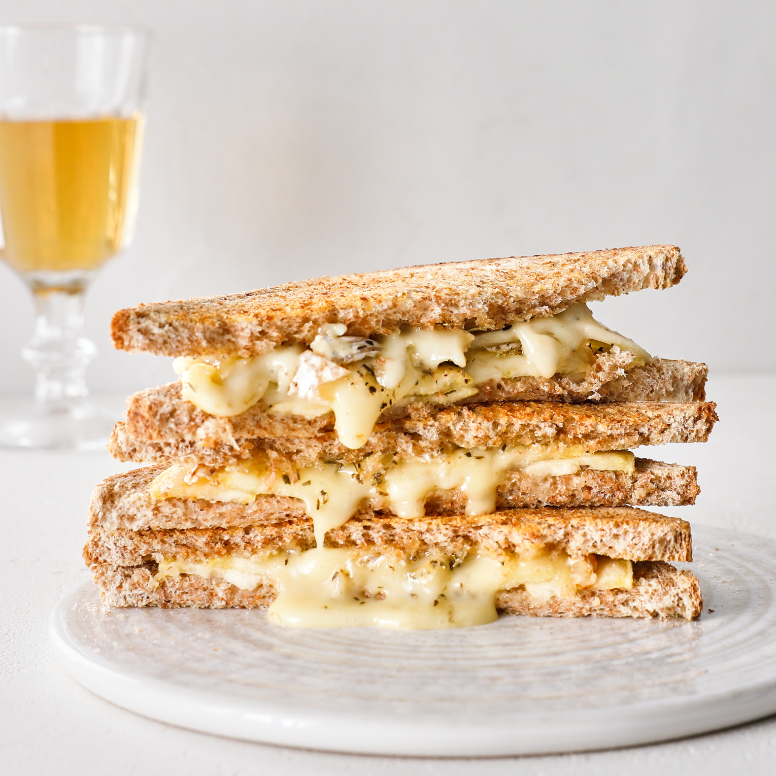 Tostada de brie, manzana y miel