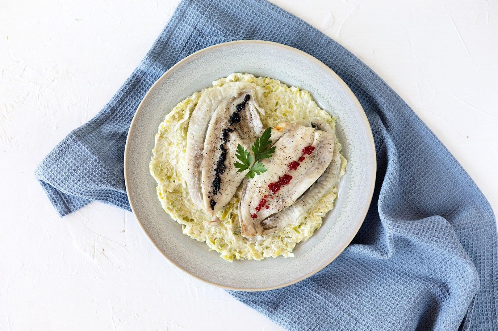 Rodaballo con puerros y huevas