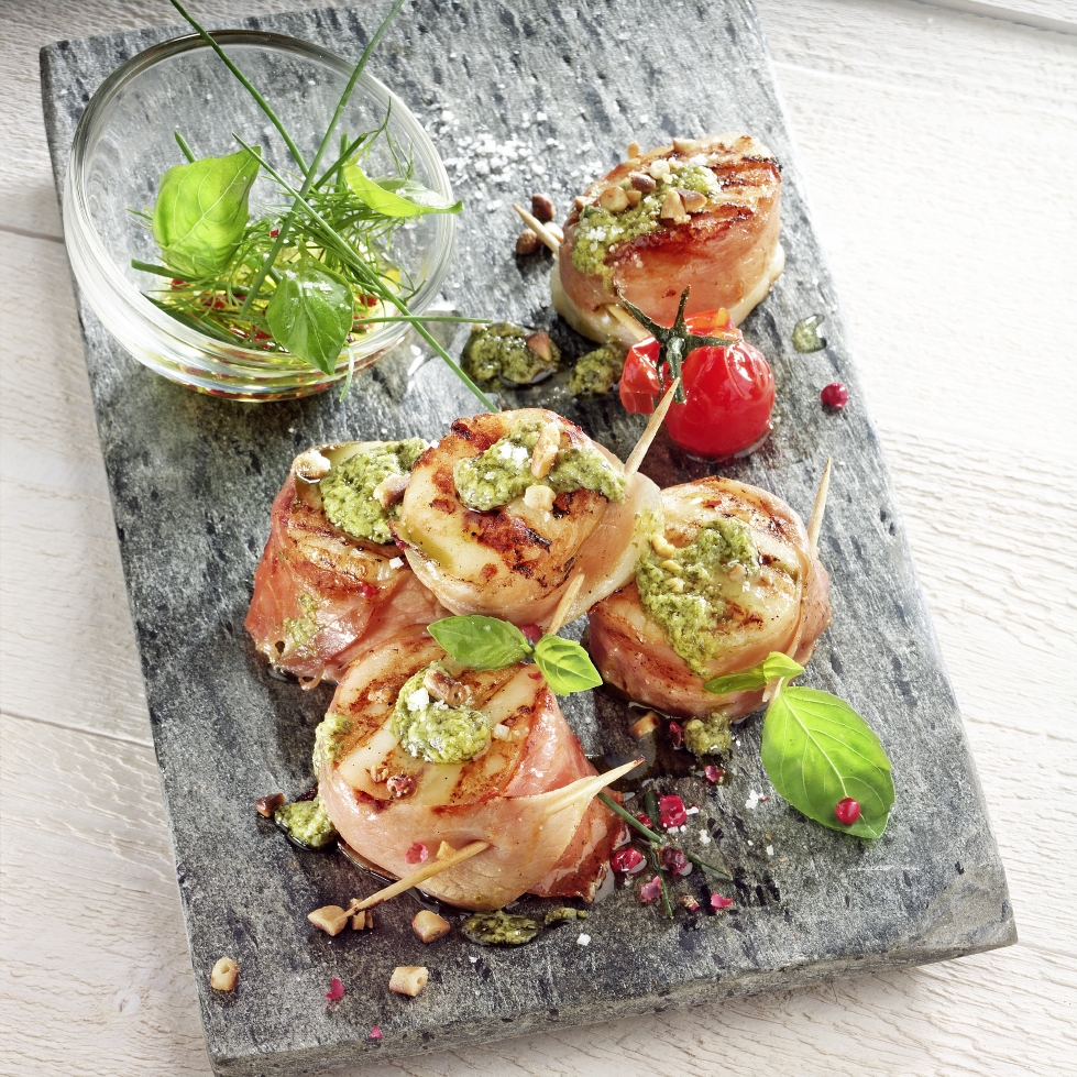 Capesante con prosciutto e pesto di basilico