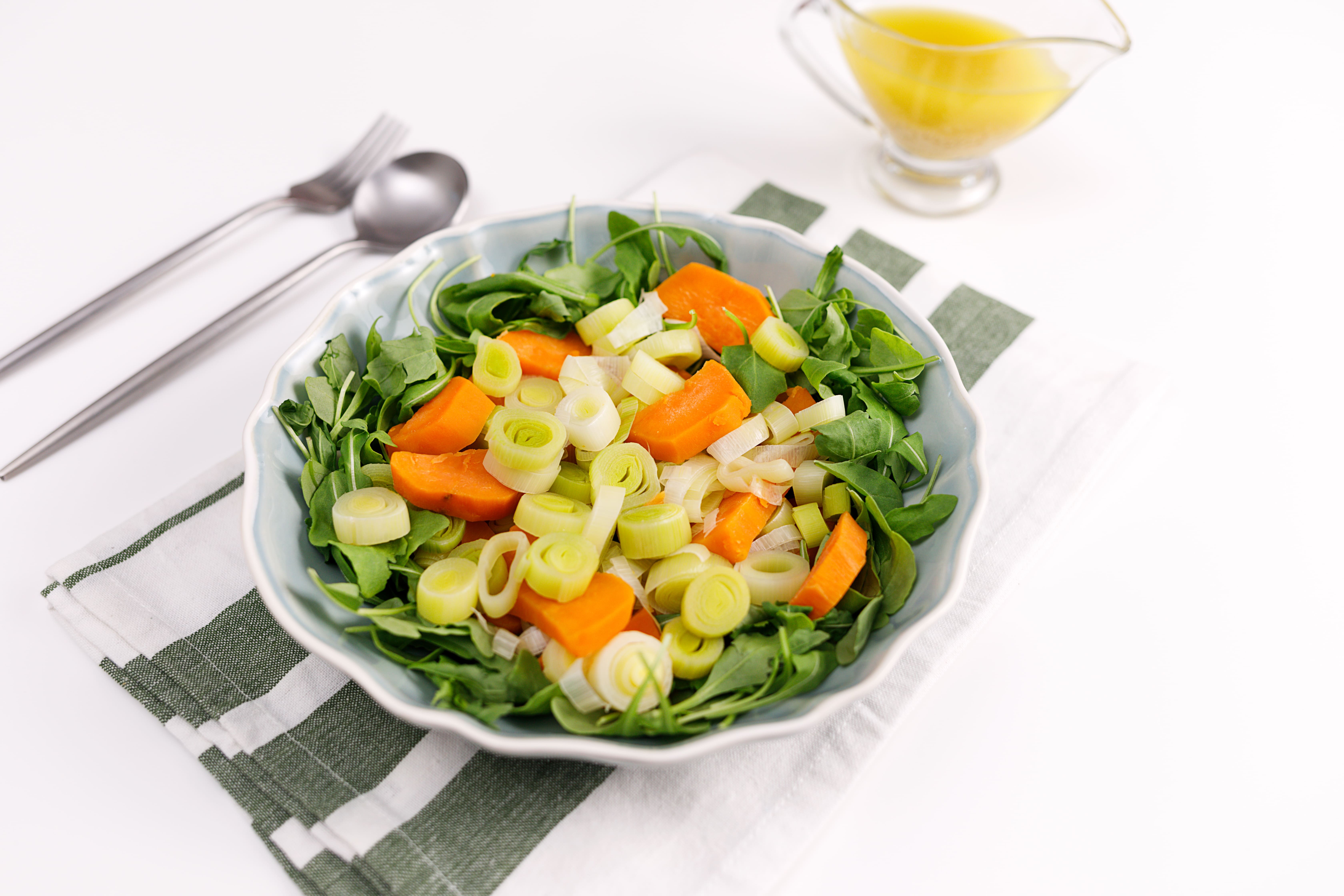 Ensalada templada de puerros, batata y rúcula