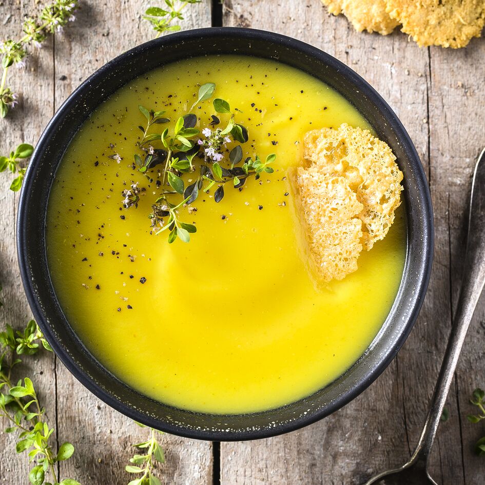 Sopa de lentejas rojas, calabaza y cúrcuma