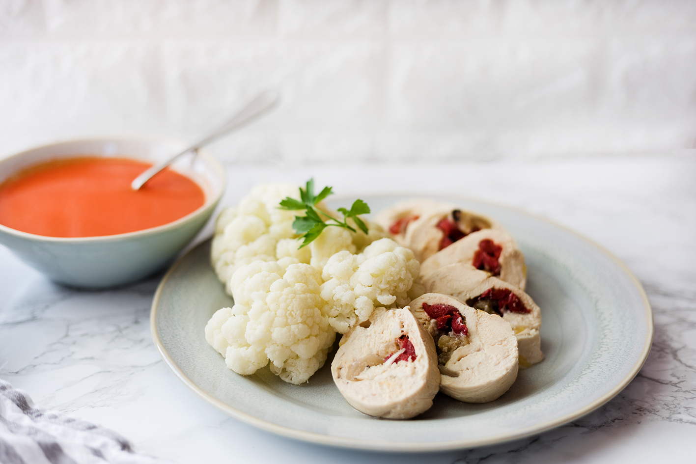 Crema de pimiento rojo con espirales de pollo, escalivada y coliflor