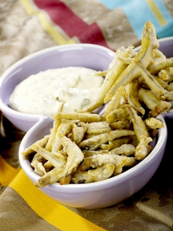 Kleine gebratene Fische mit Sauce Tartare