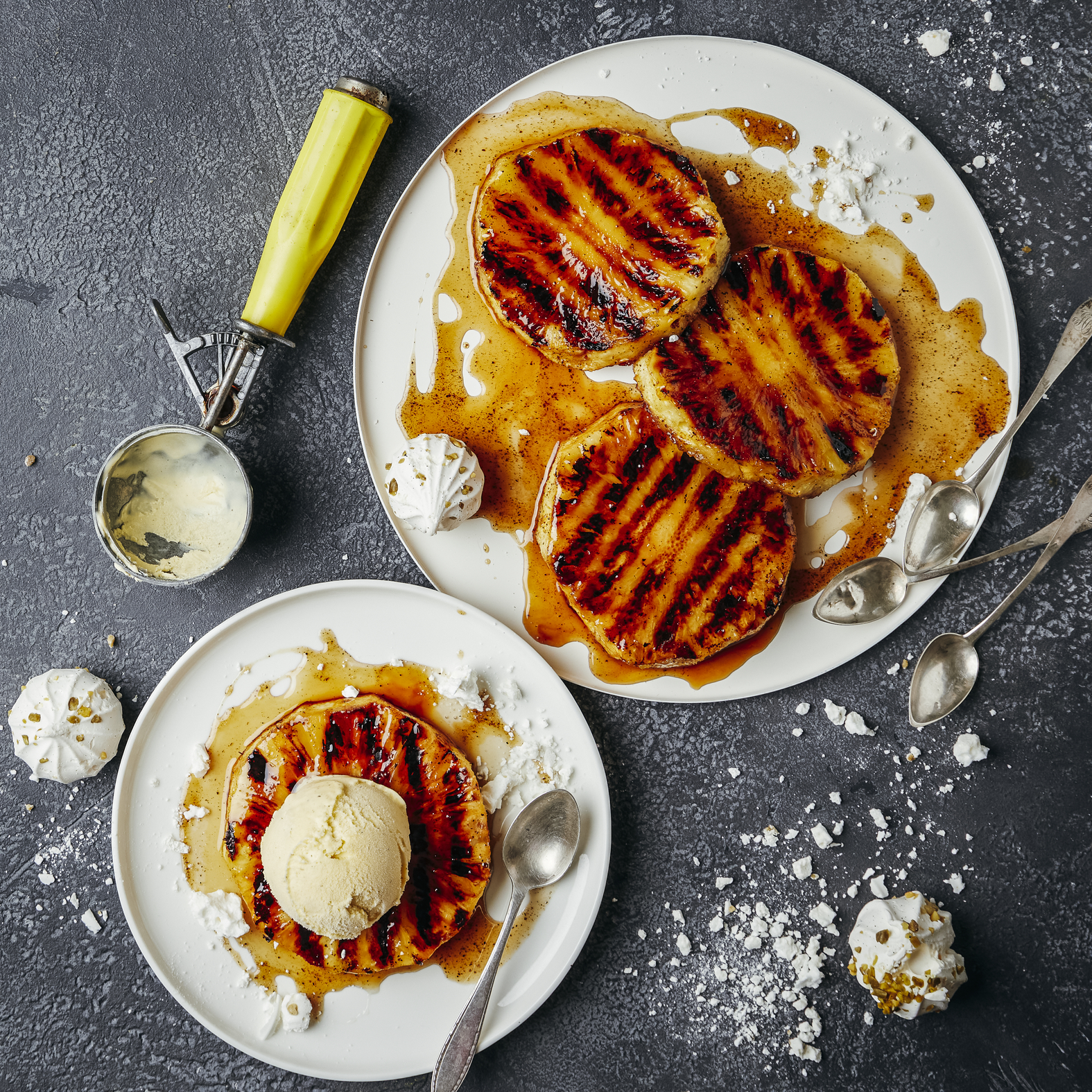 Ananas alla griglia con glassa di rum e zucchero di canna