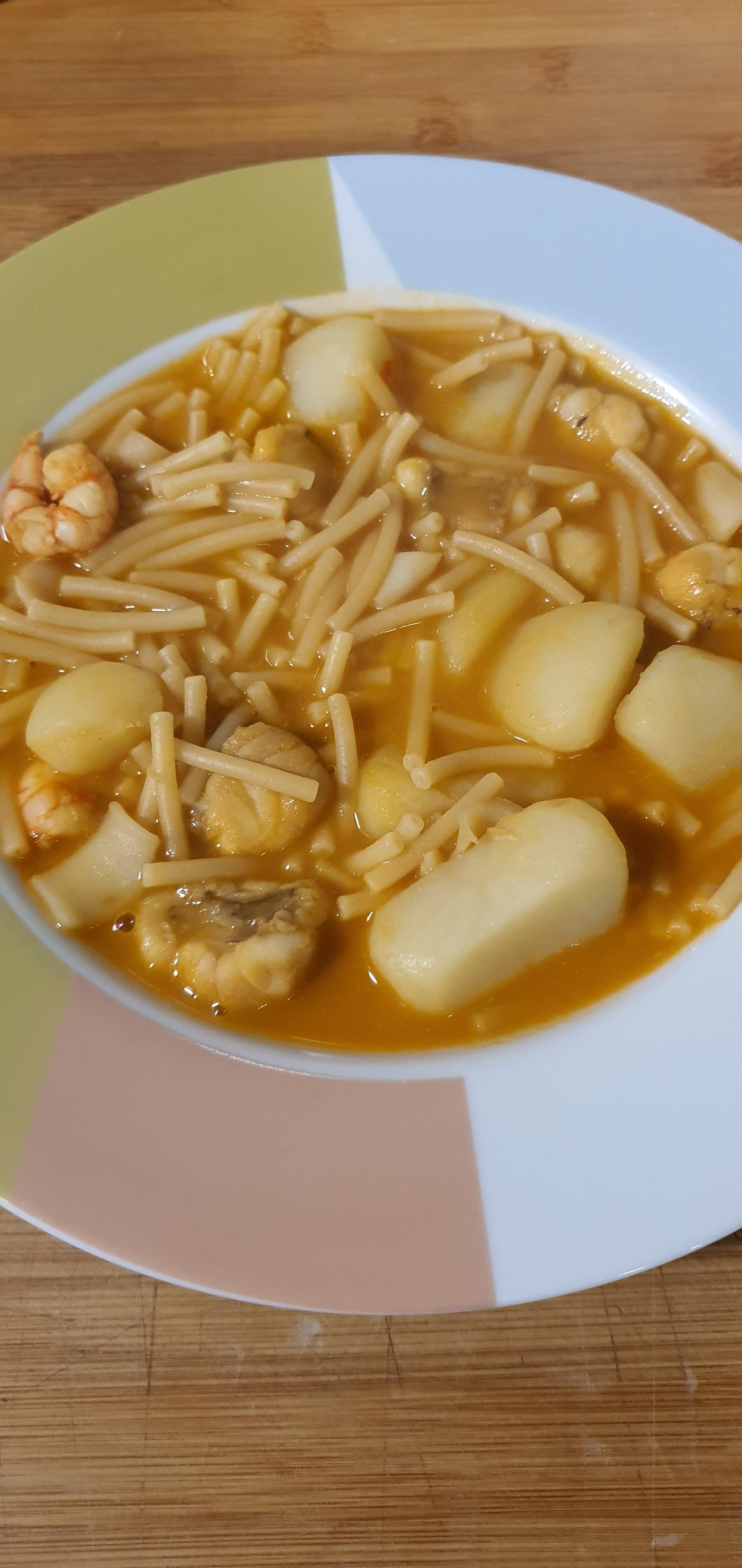 Caldo de pescado con fideos
