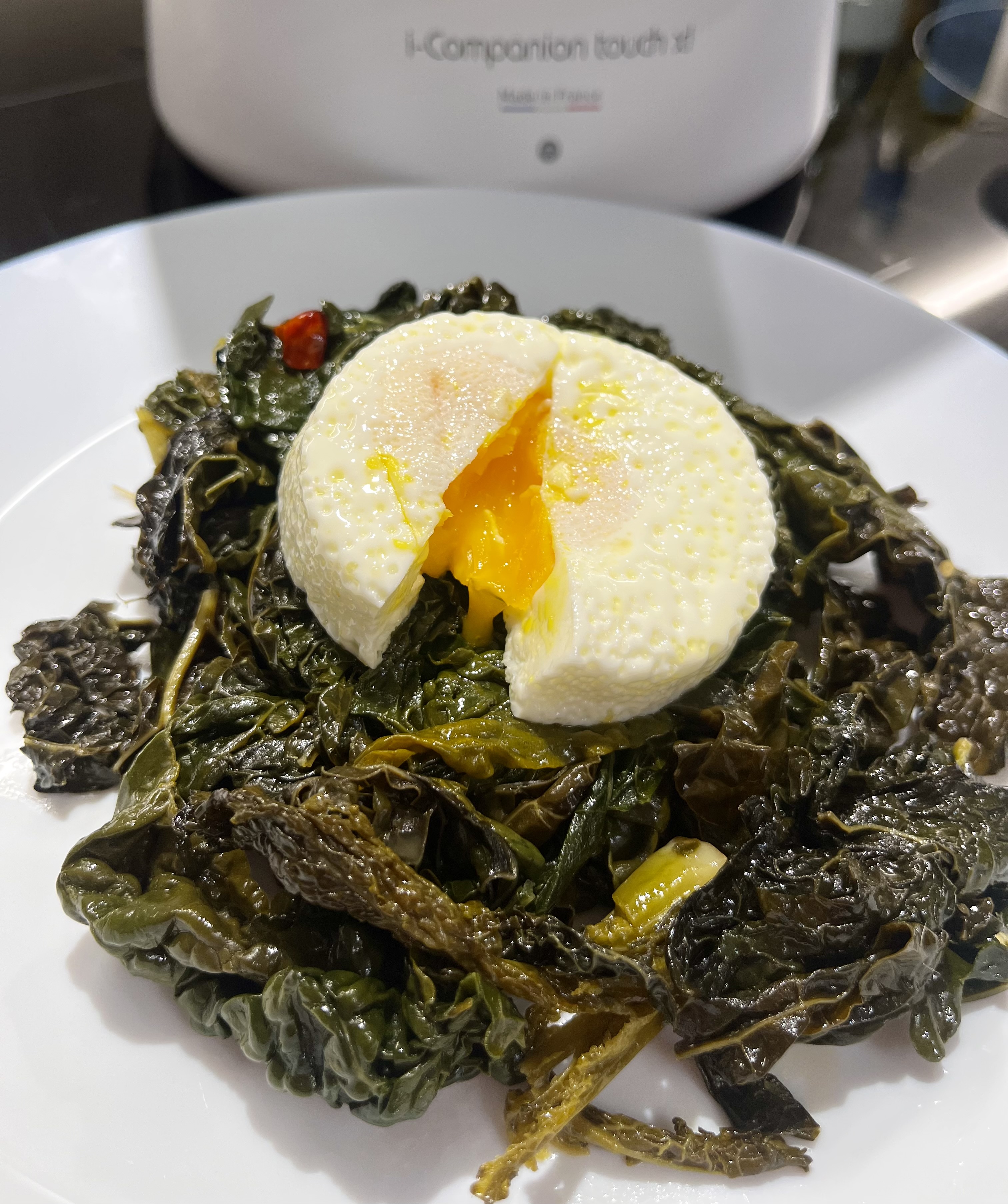 Cavolo nero ripassato con uovo in cocotte