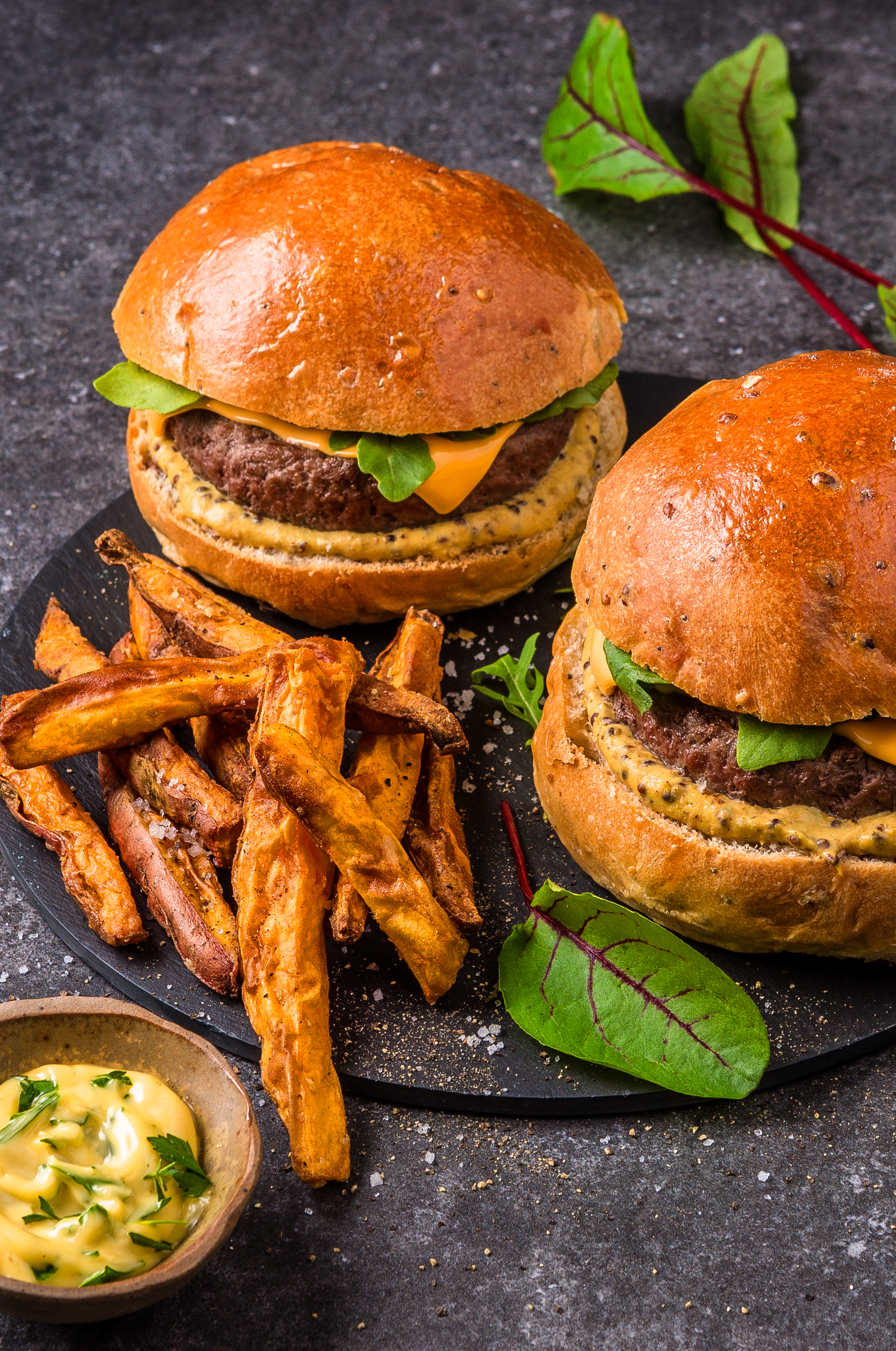Hamburger und Süßkartoffel-Pommes frites