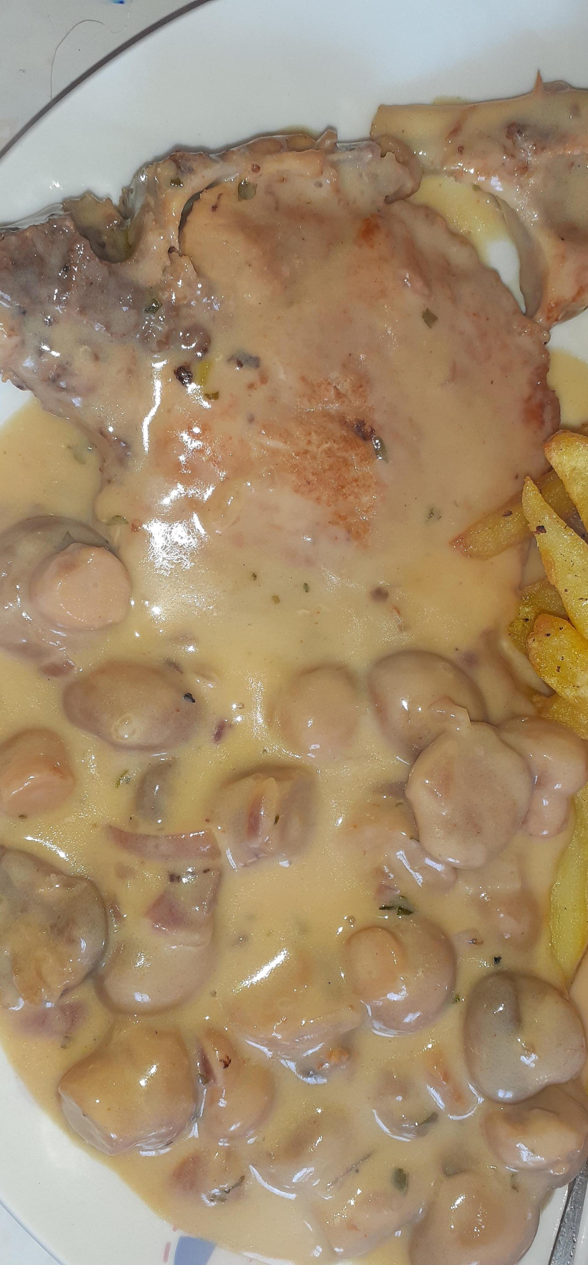 Côte de porc au riz, champignons et oignons