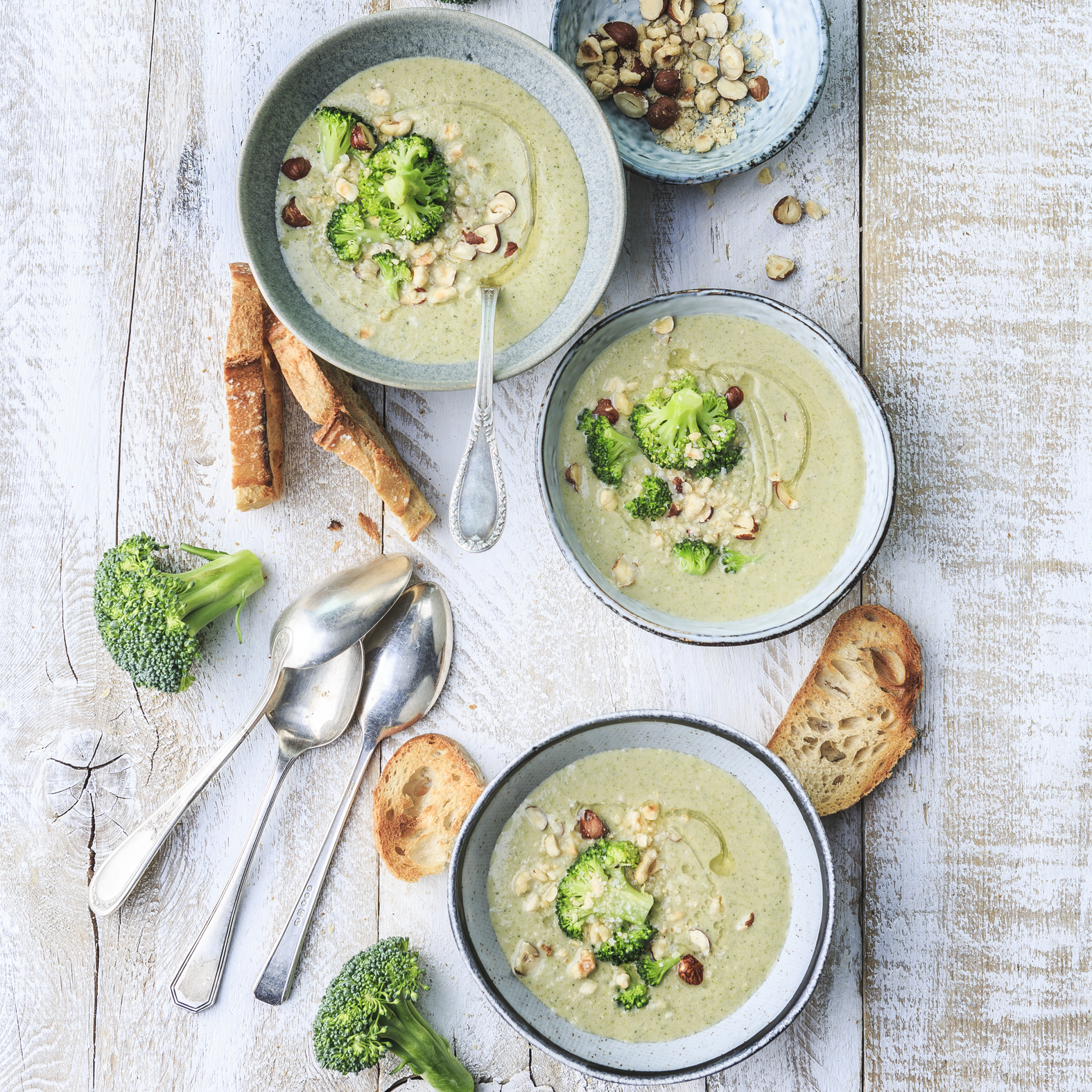 Crema de brócoli con avellanas