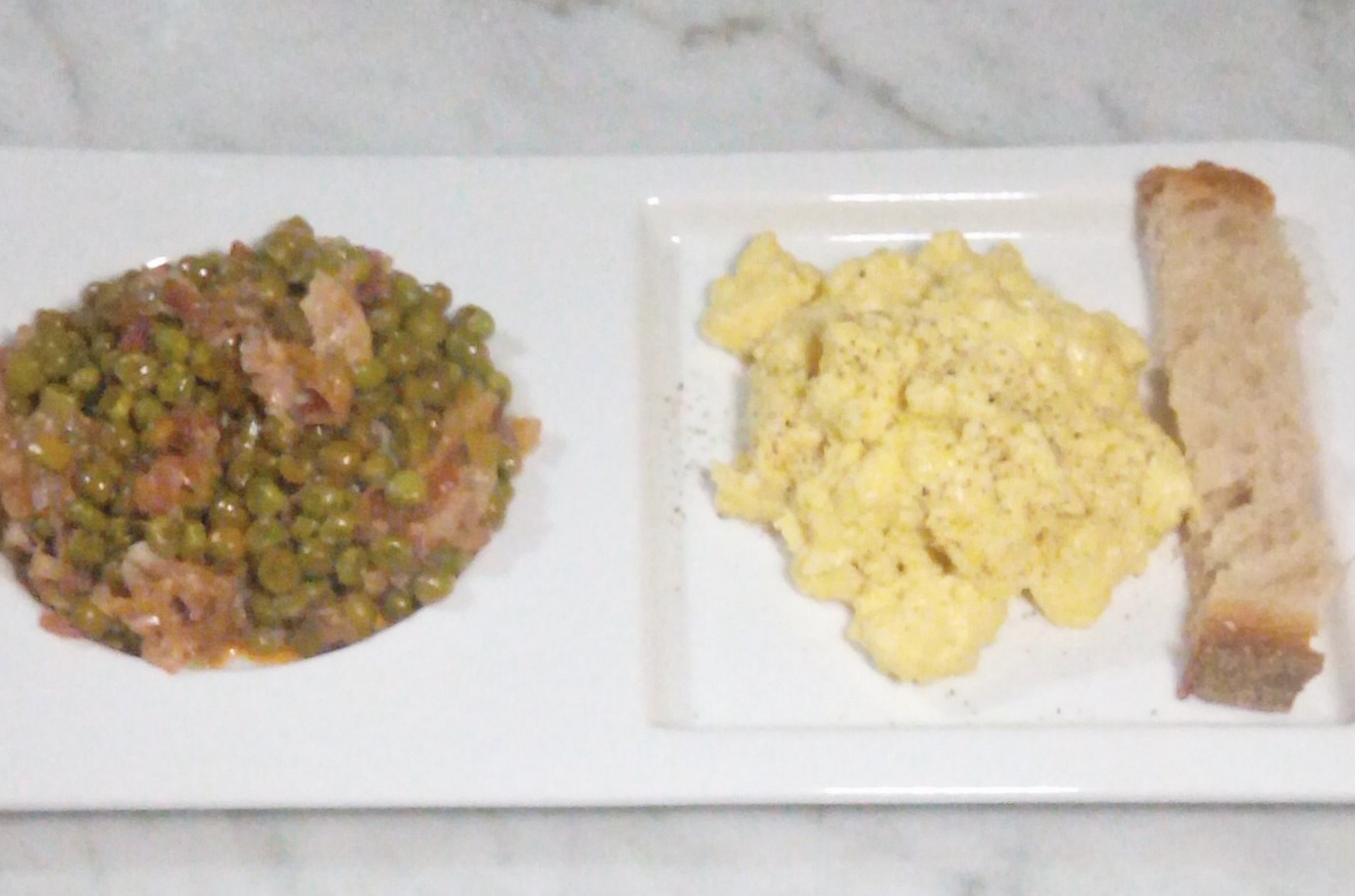 Piselli BBQ con uova strapazzate (cotte a bagno Maria)