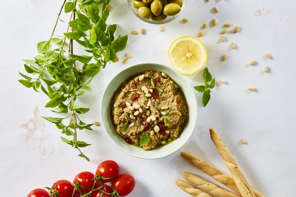 Tapenade de azeitonas verdes com tomate seco e pinhões torrados