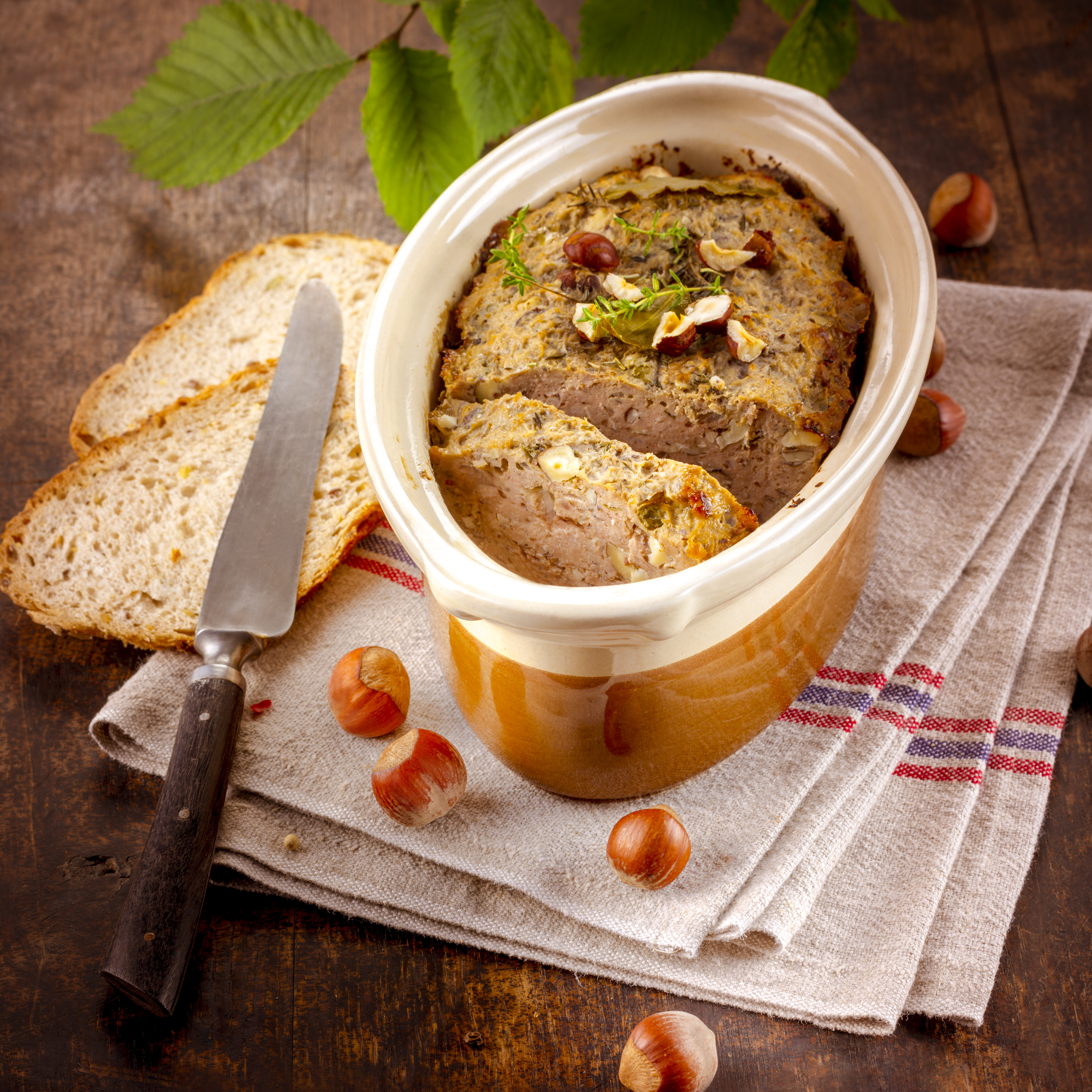 Terrina de pato con avellanas