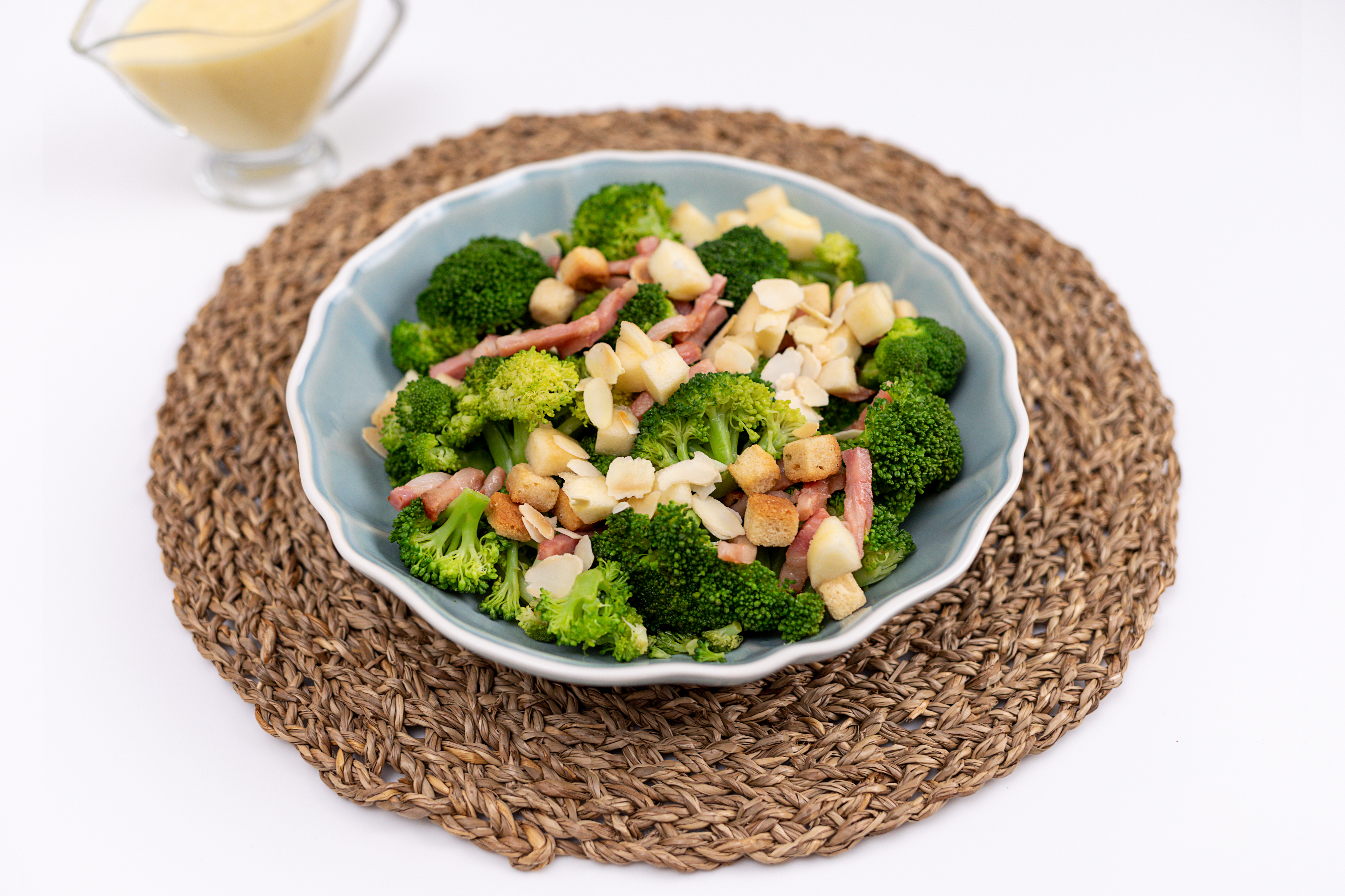 Brócoli con crujiente de bacon y picatostes