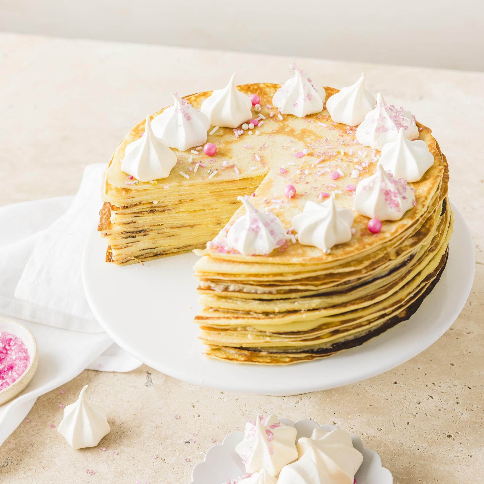 Crêpe-Schichttorte mit Vanillecreme und knusprigen Baisers