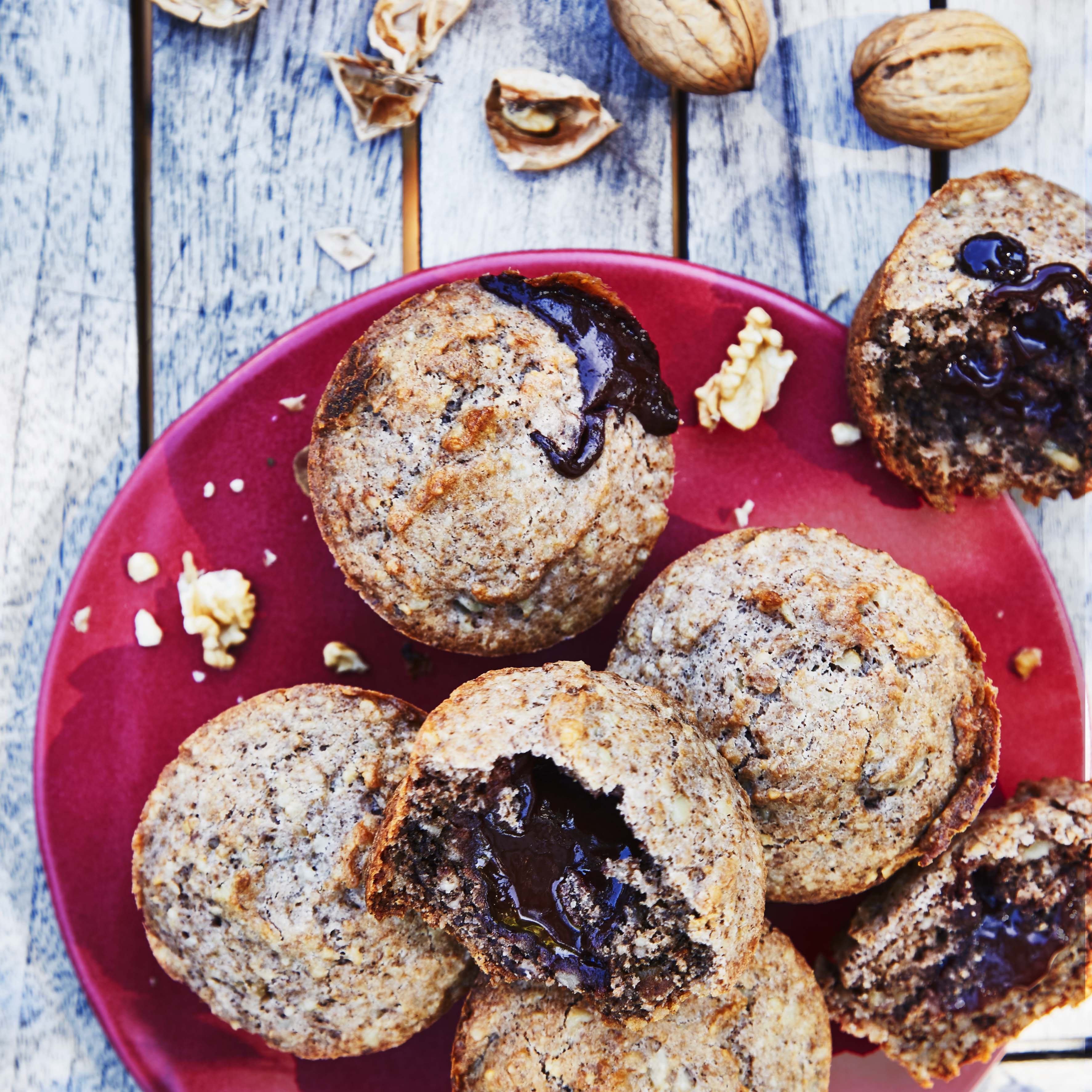 Muffins met noten en vloeibare chocoladevulling