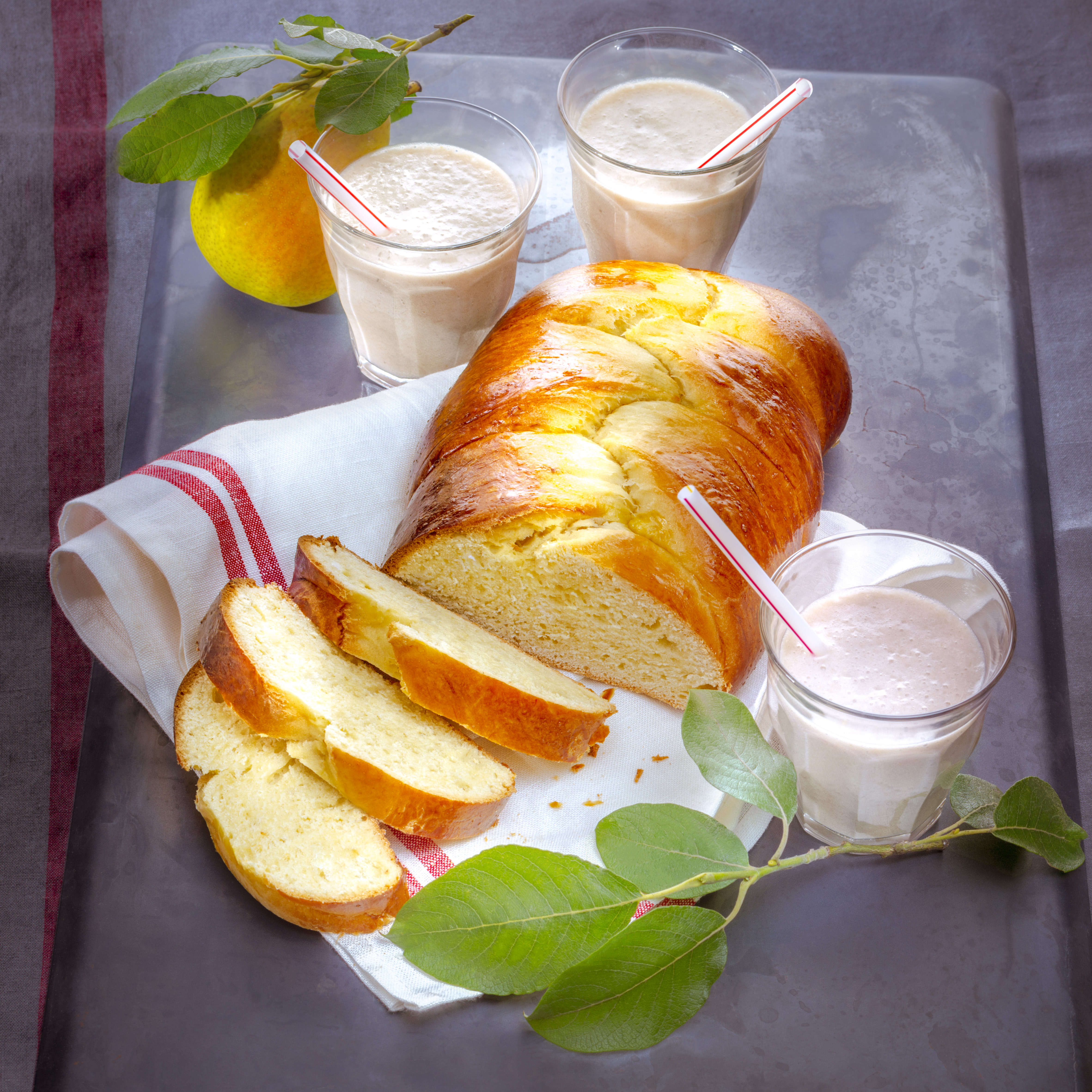 Brioche trenzado y batido de plátano y pera