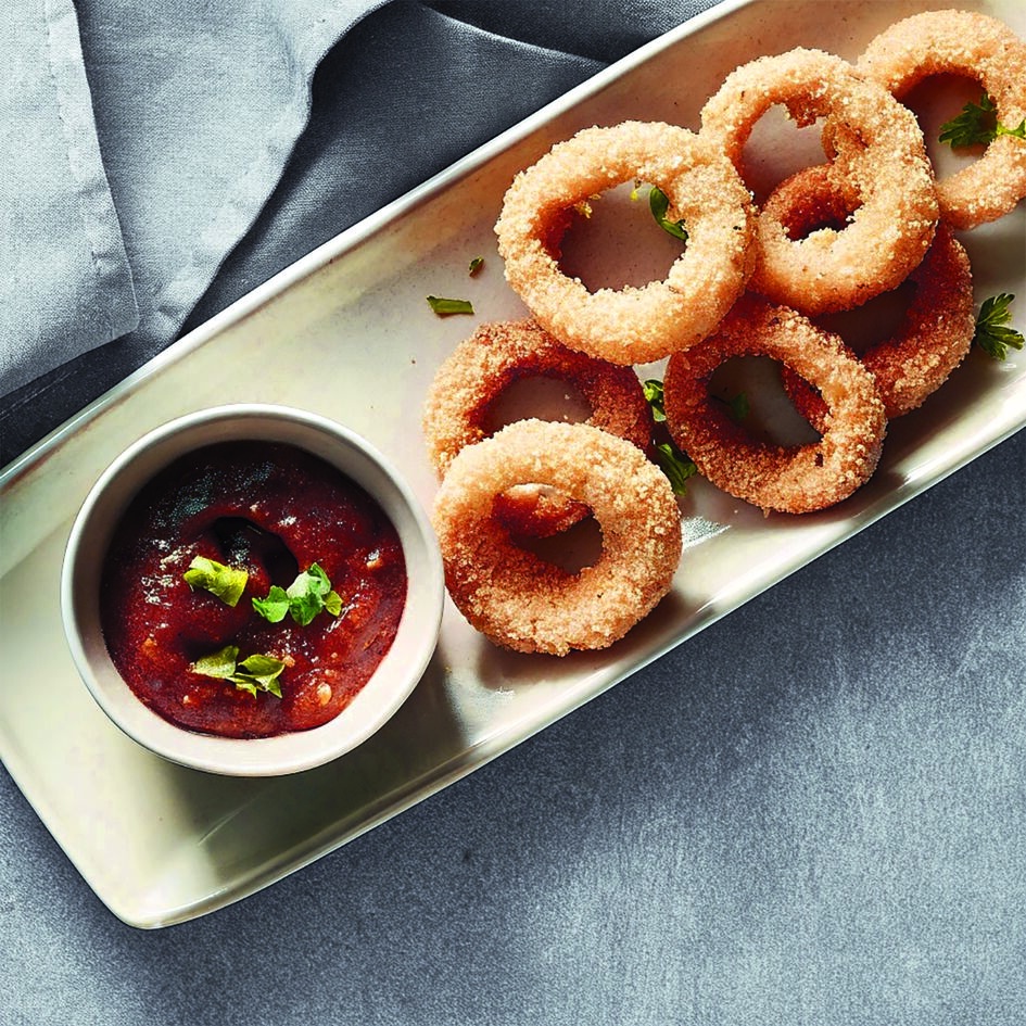 Aros de cebolla, salsa de tomate picante