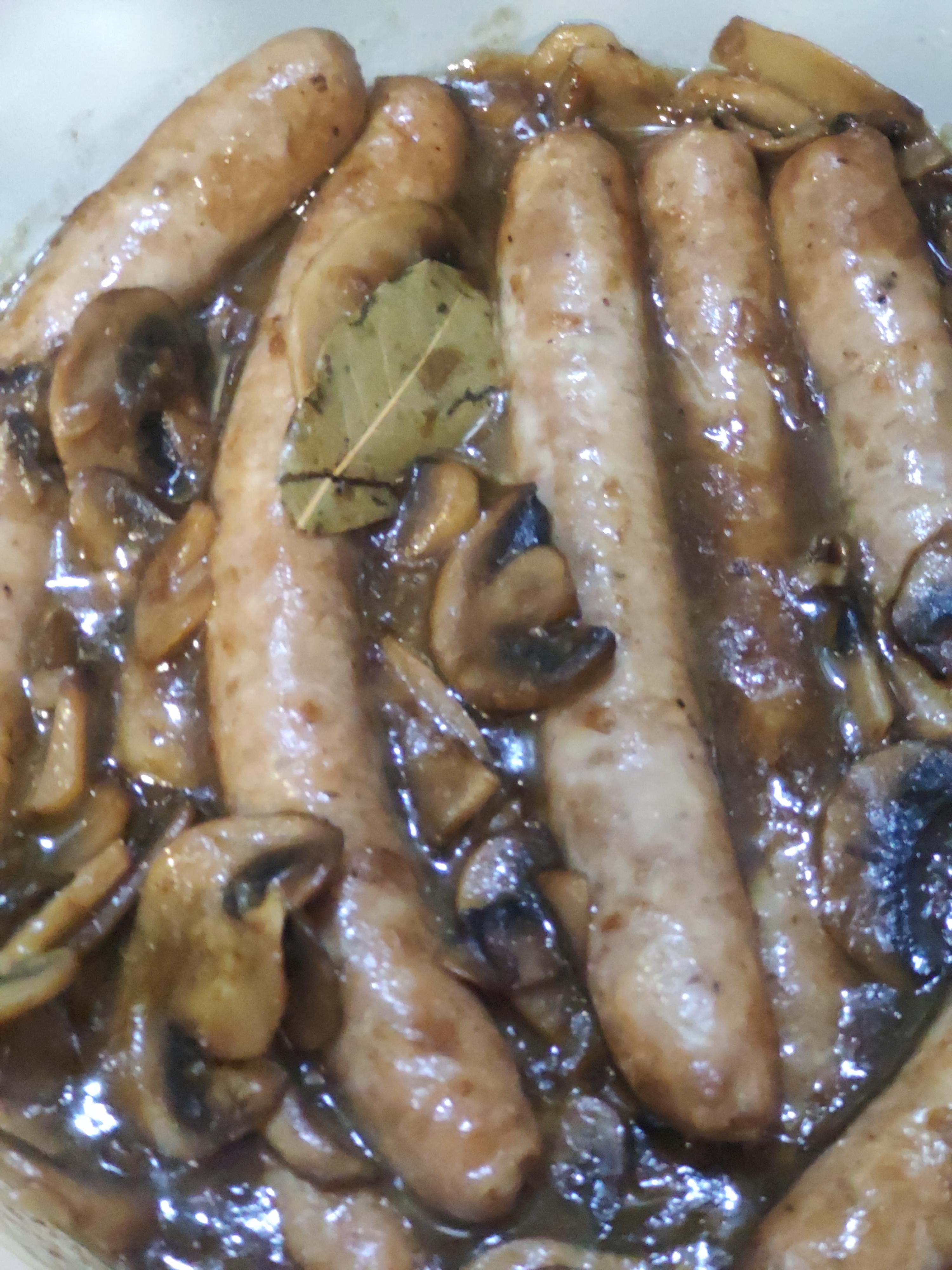 Longaniza o salchichas con champiñones a la cerveza negra