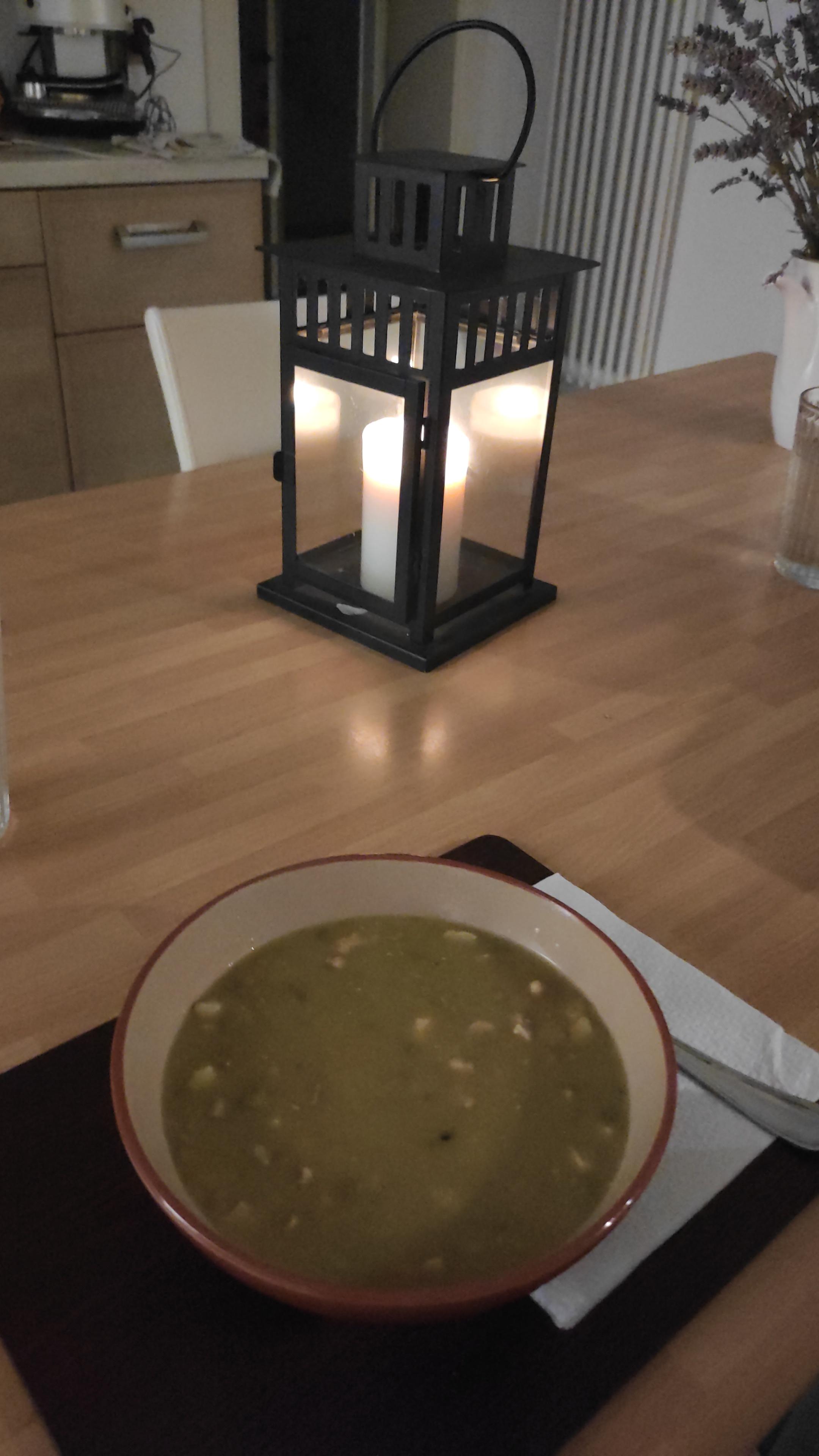 Zuppa di piselli spezzati e pancetta