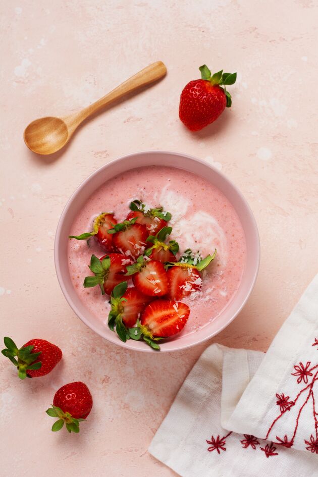 Sopa de fresas con yogur griego y vino blanco