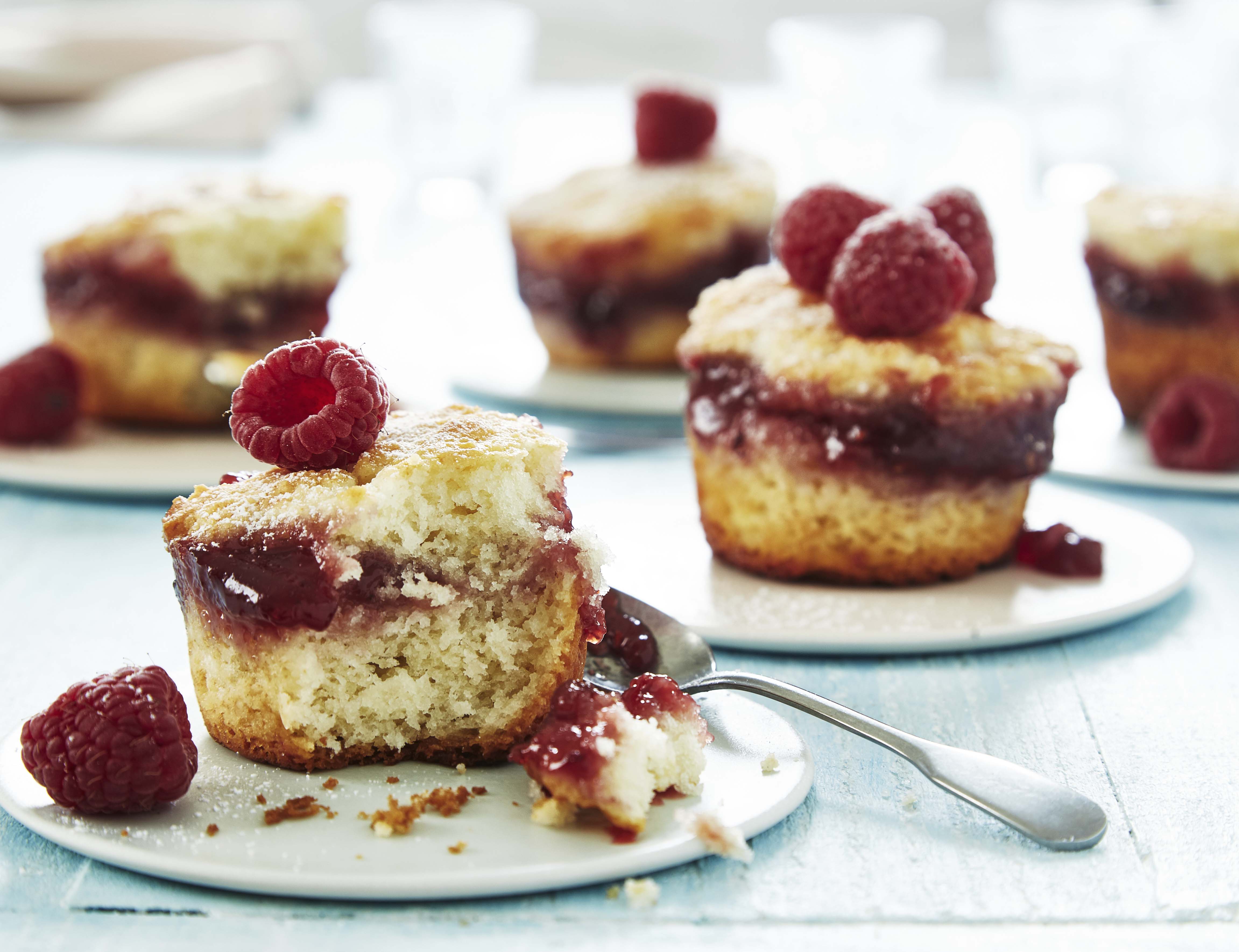 Cakejes met vloeibare frambozenvulling