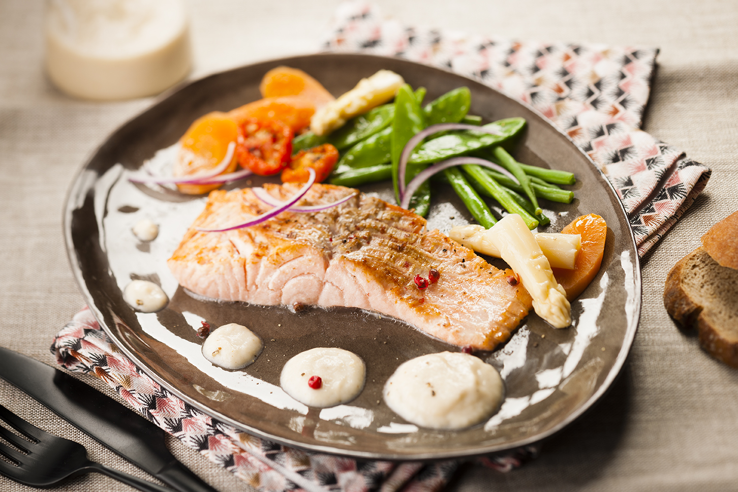Salmón y salsa de espárragos
