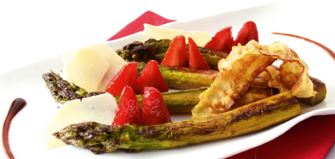 Frittierter Spargel mit Erdbeeren, Balsamicoessig und gegrilltem Speck