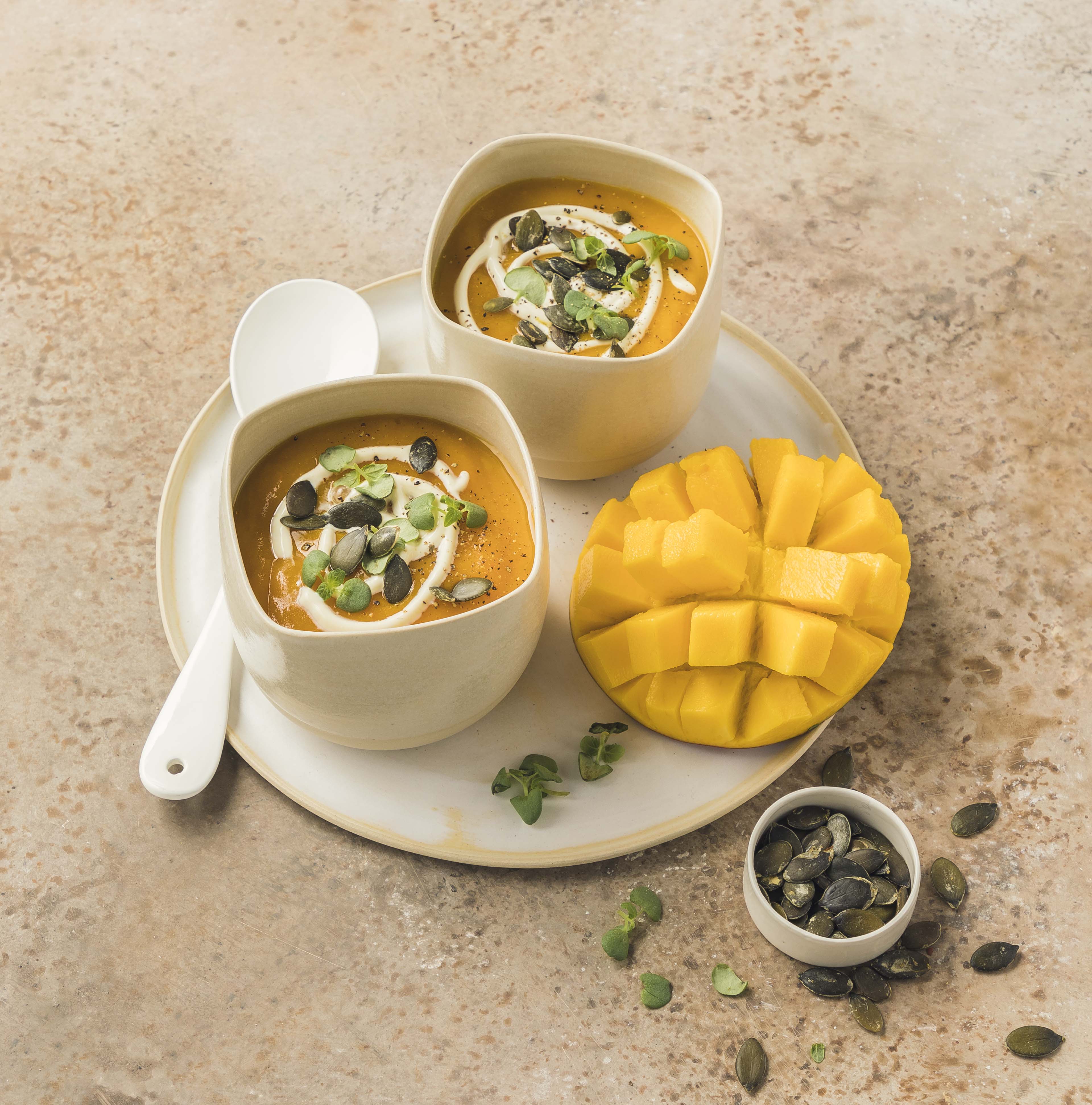 Sopa de calabaza y mango con semillas