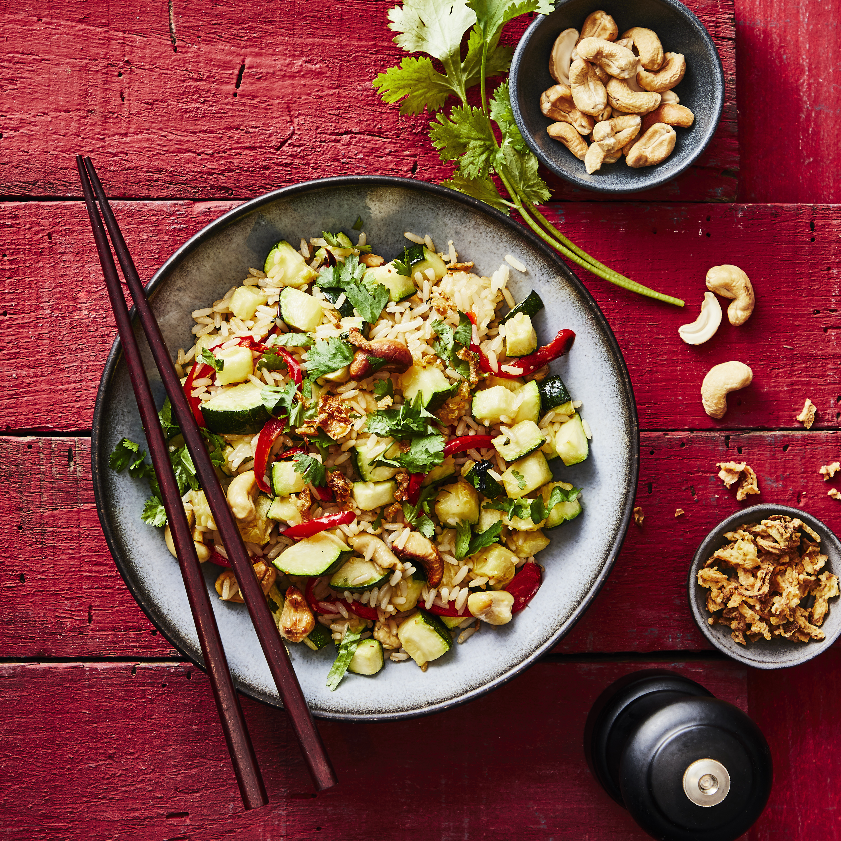 Gedünsteter Reis mit Gemüse und Cashewkernen
