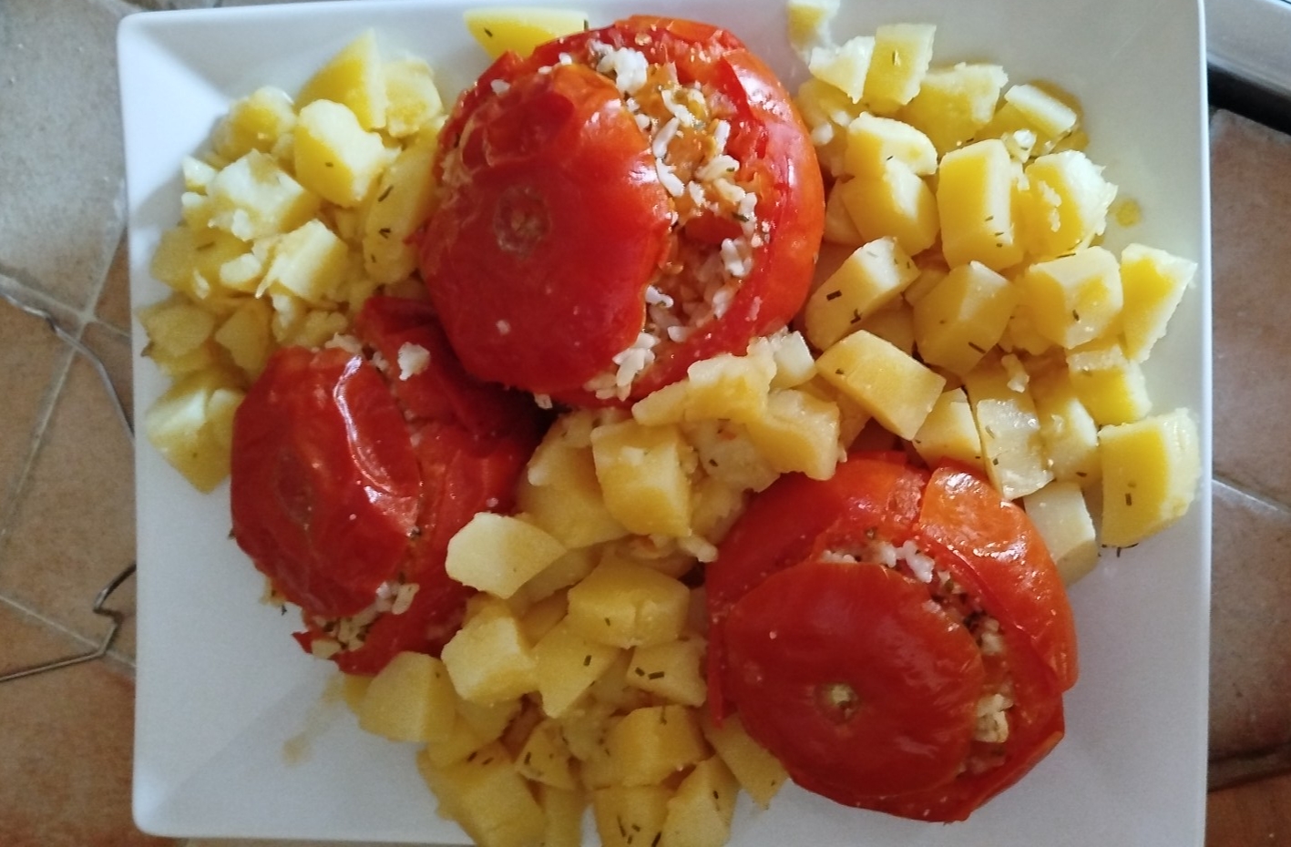 Pomodori ripieni di riso con contorno di patate