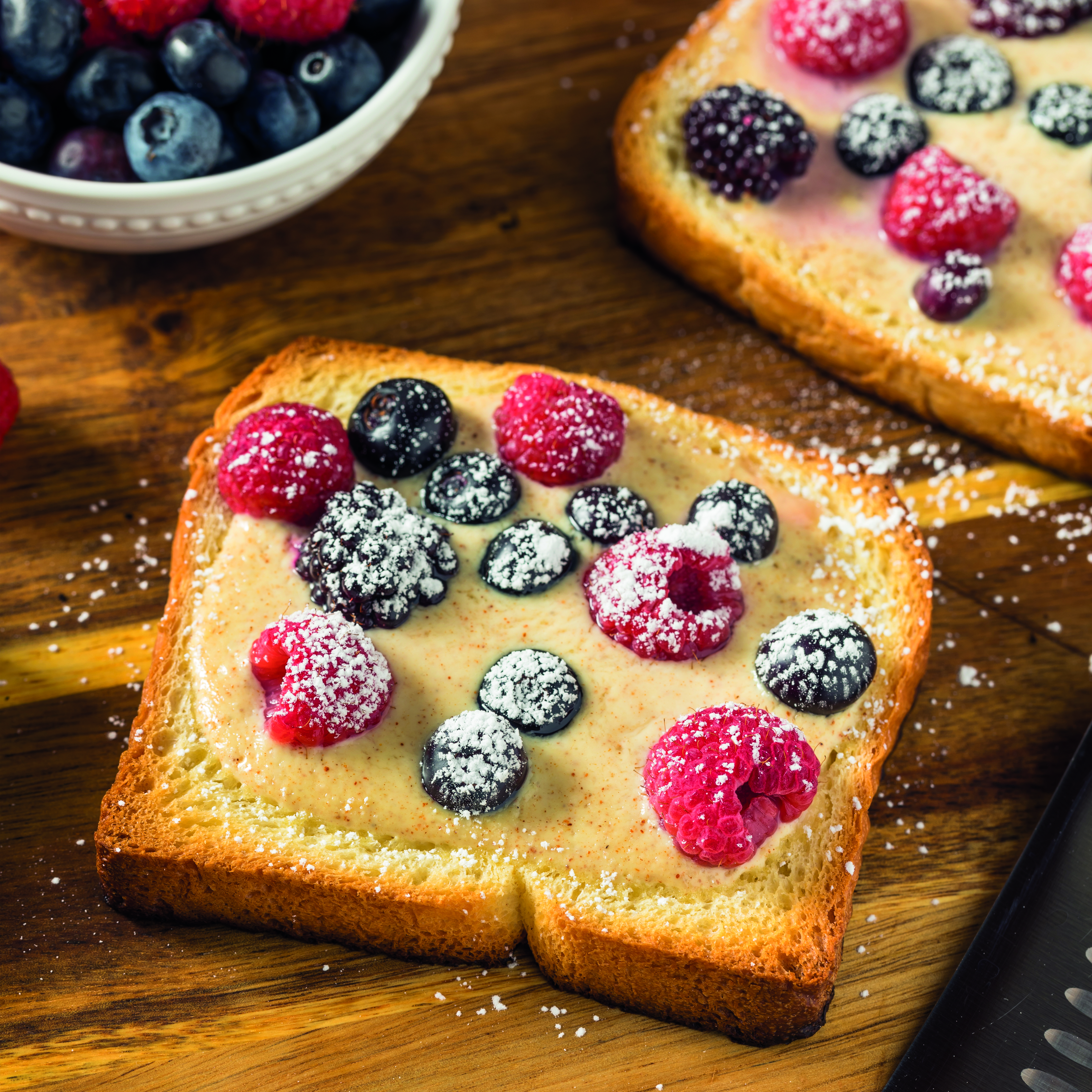Toast met Griekse yoghurt en fruit