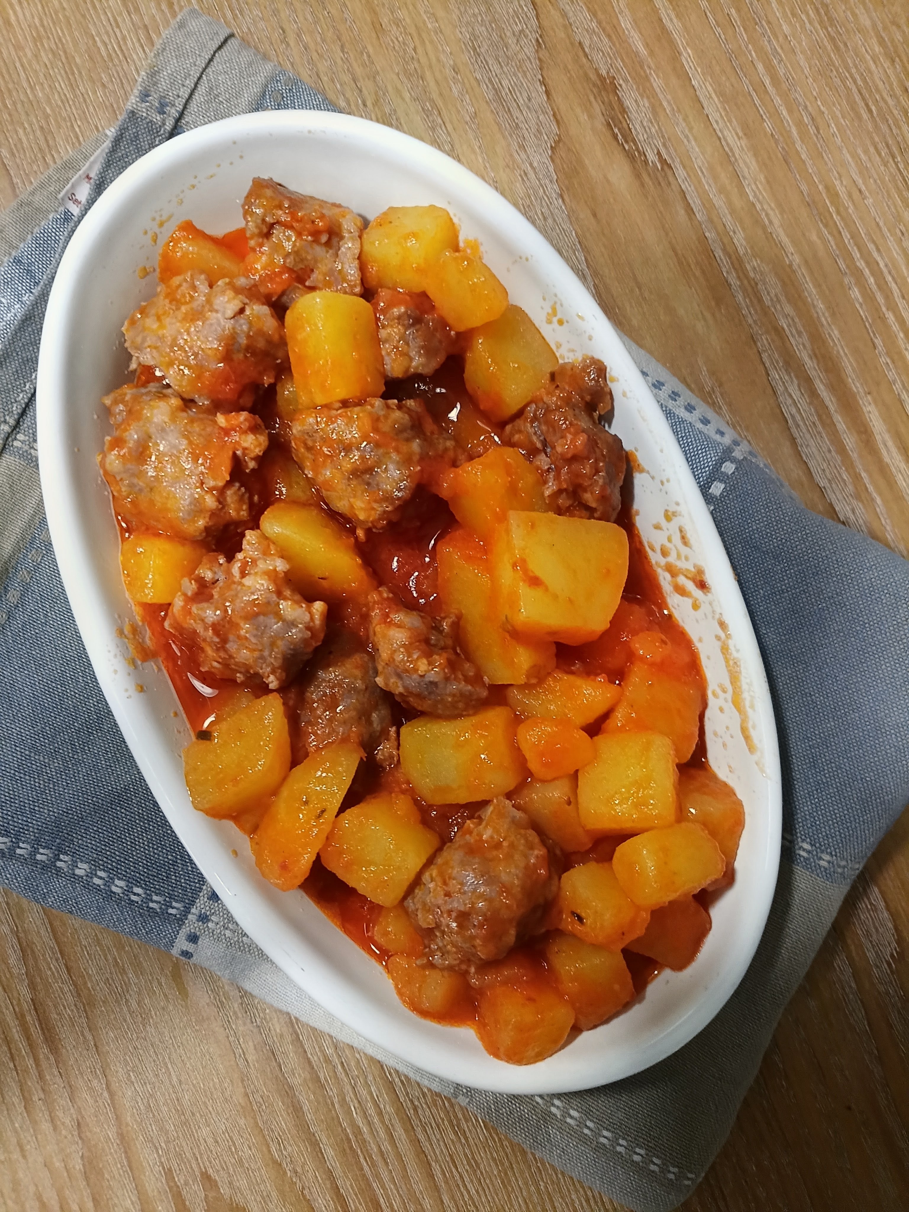 Salsiccia e patate al sugo