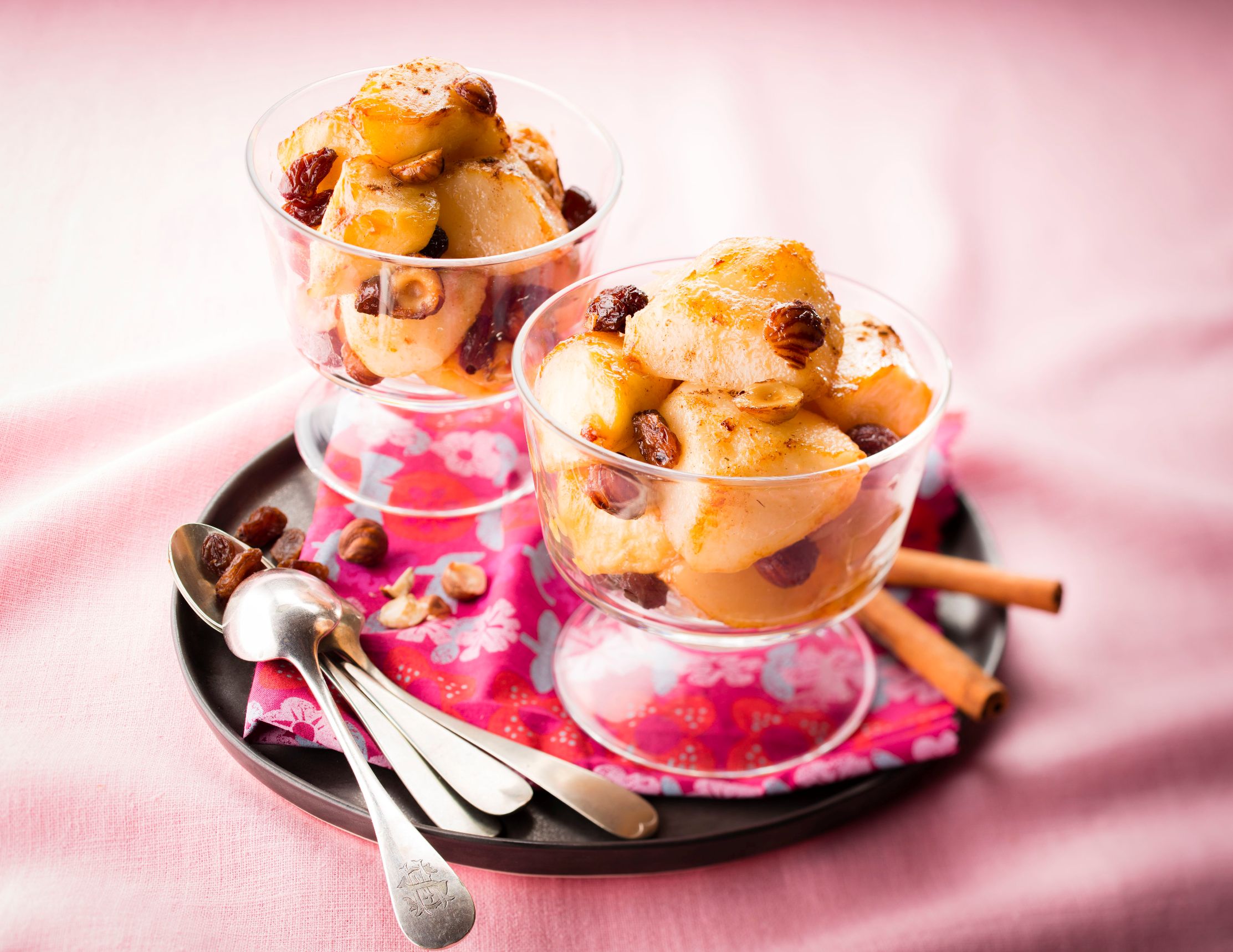 Äpfel und Birnen mit Haselnüssen