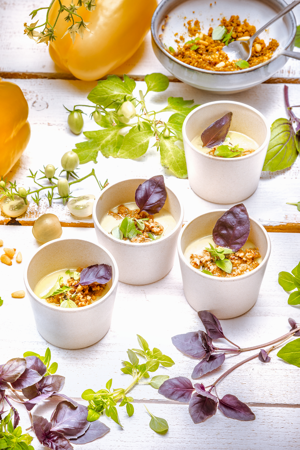 Gazpacho di peperoni gialli con crumble al basilico
