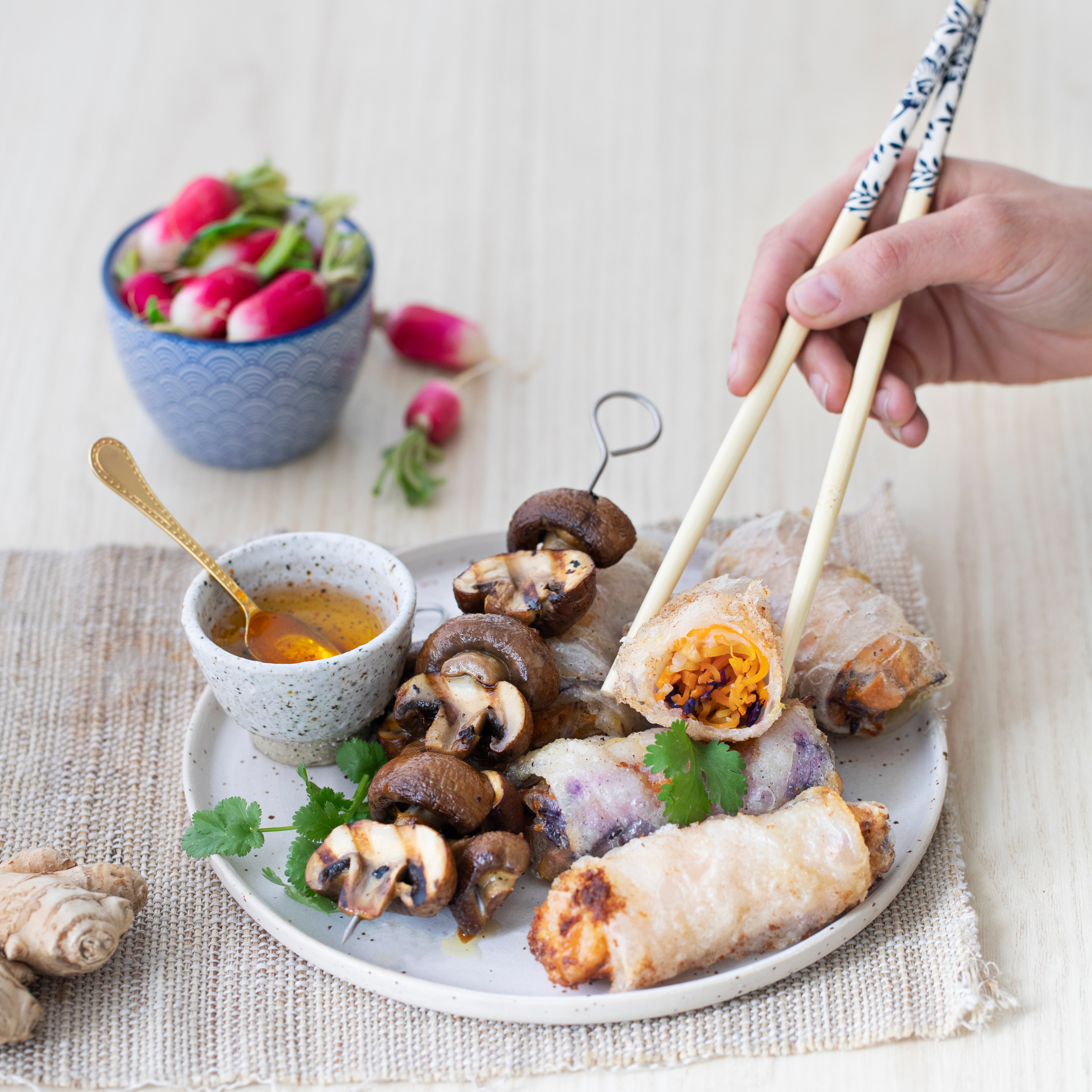 Spiedini di funghi e involtini primavera vegetariani