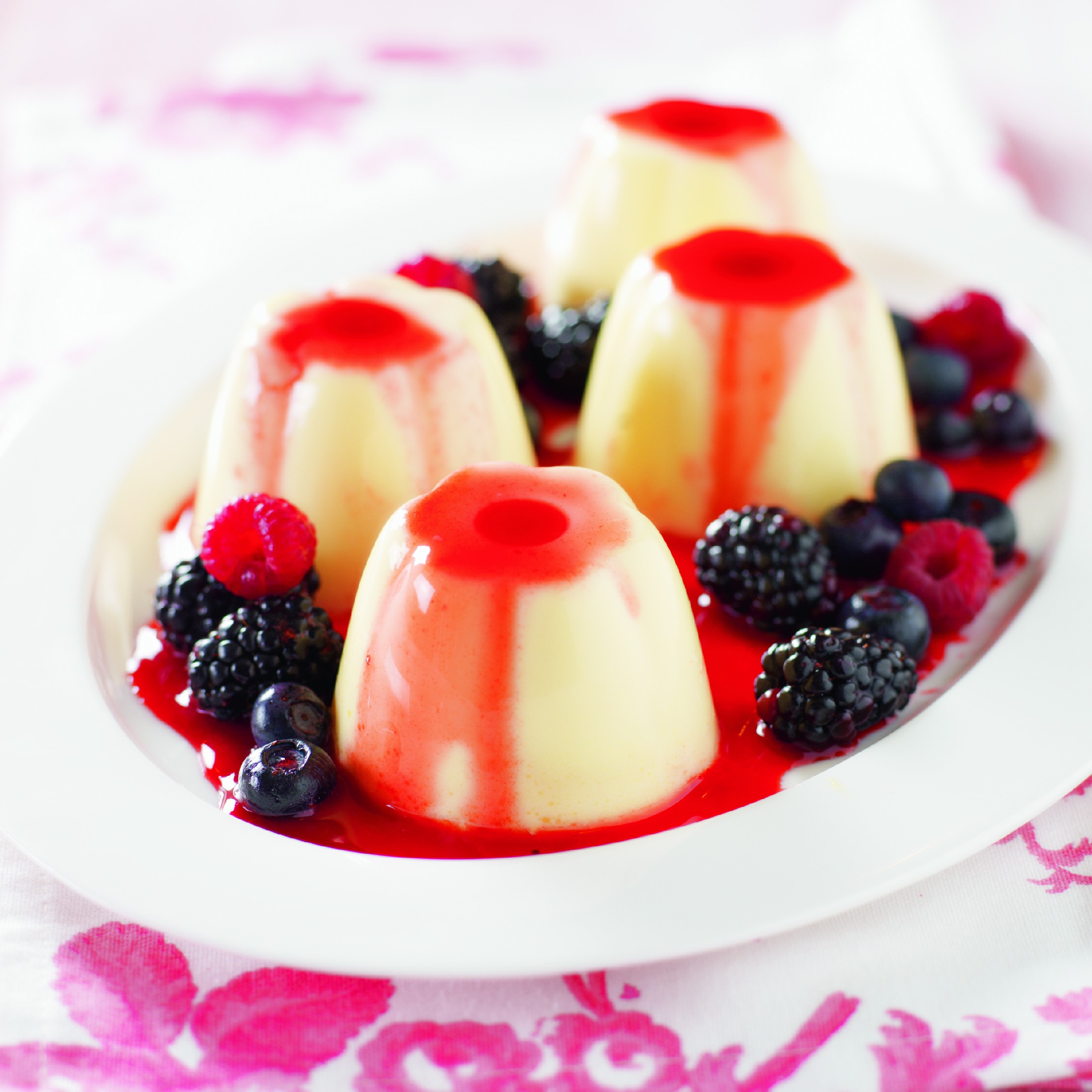 Postre de vainilla y frutos rojos