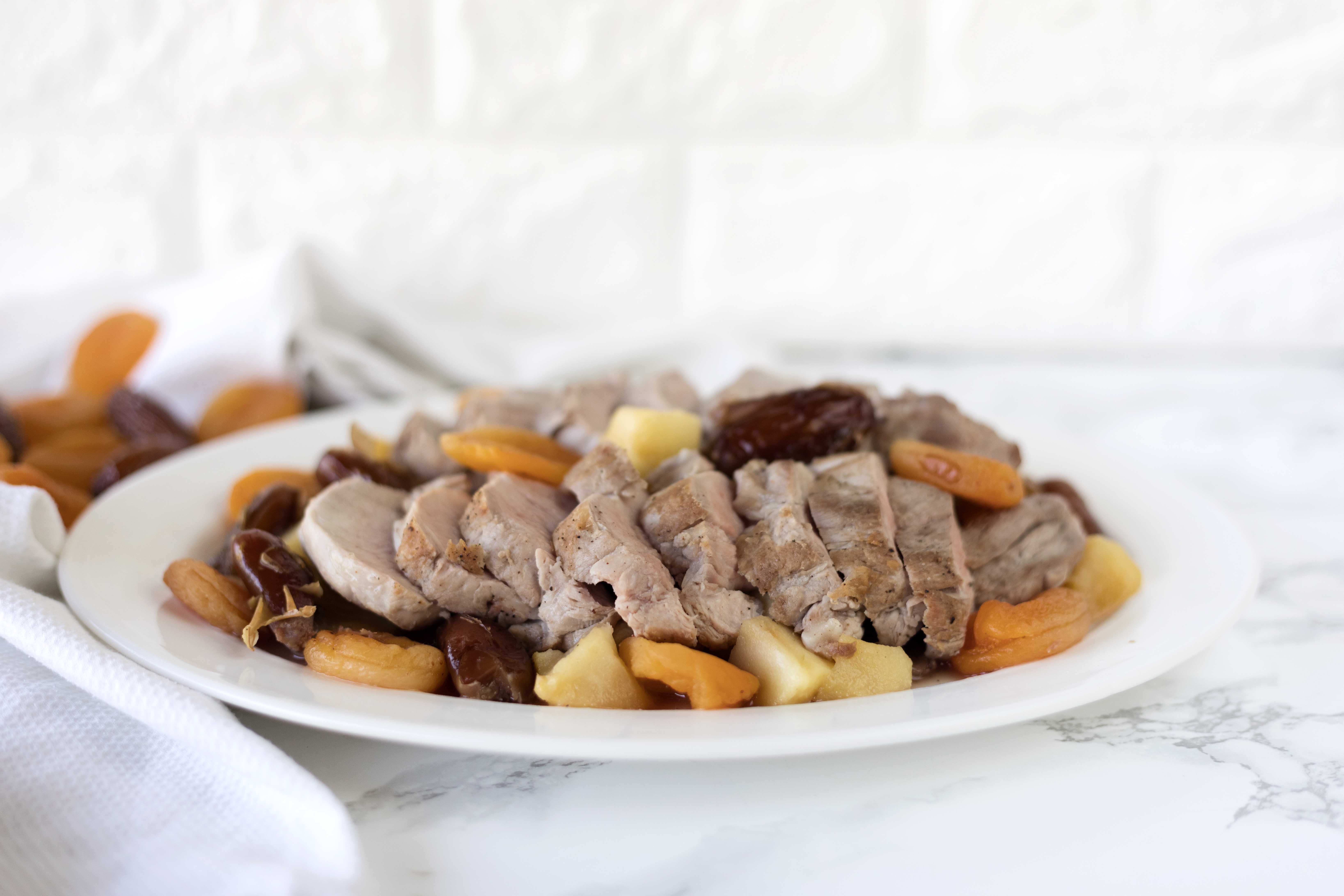 Solomillo de cerdo con manzanas, dátiles y orejones