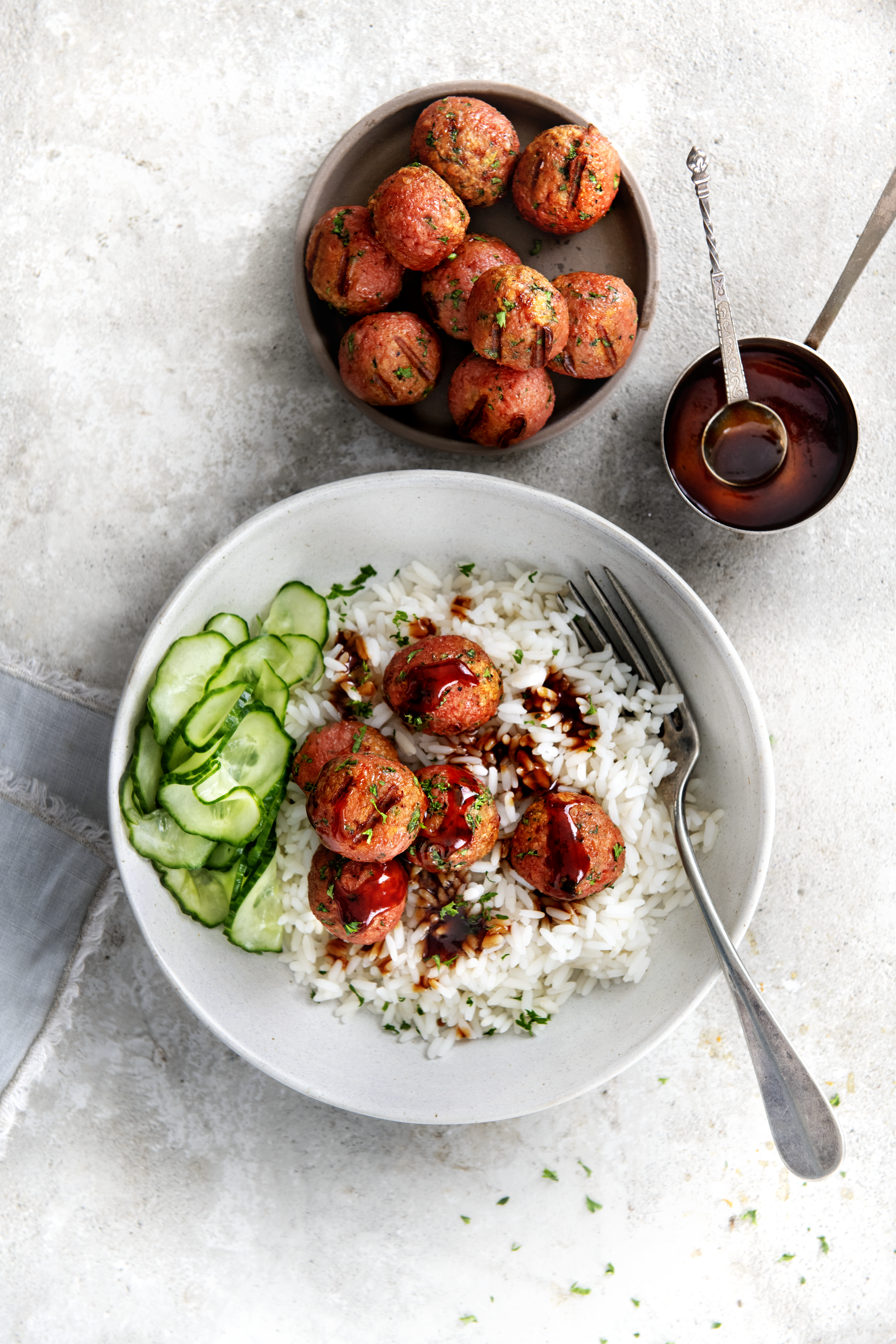Vegetarische gehaktballetjes met honing-ketjapsaus en komkommerpickles