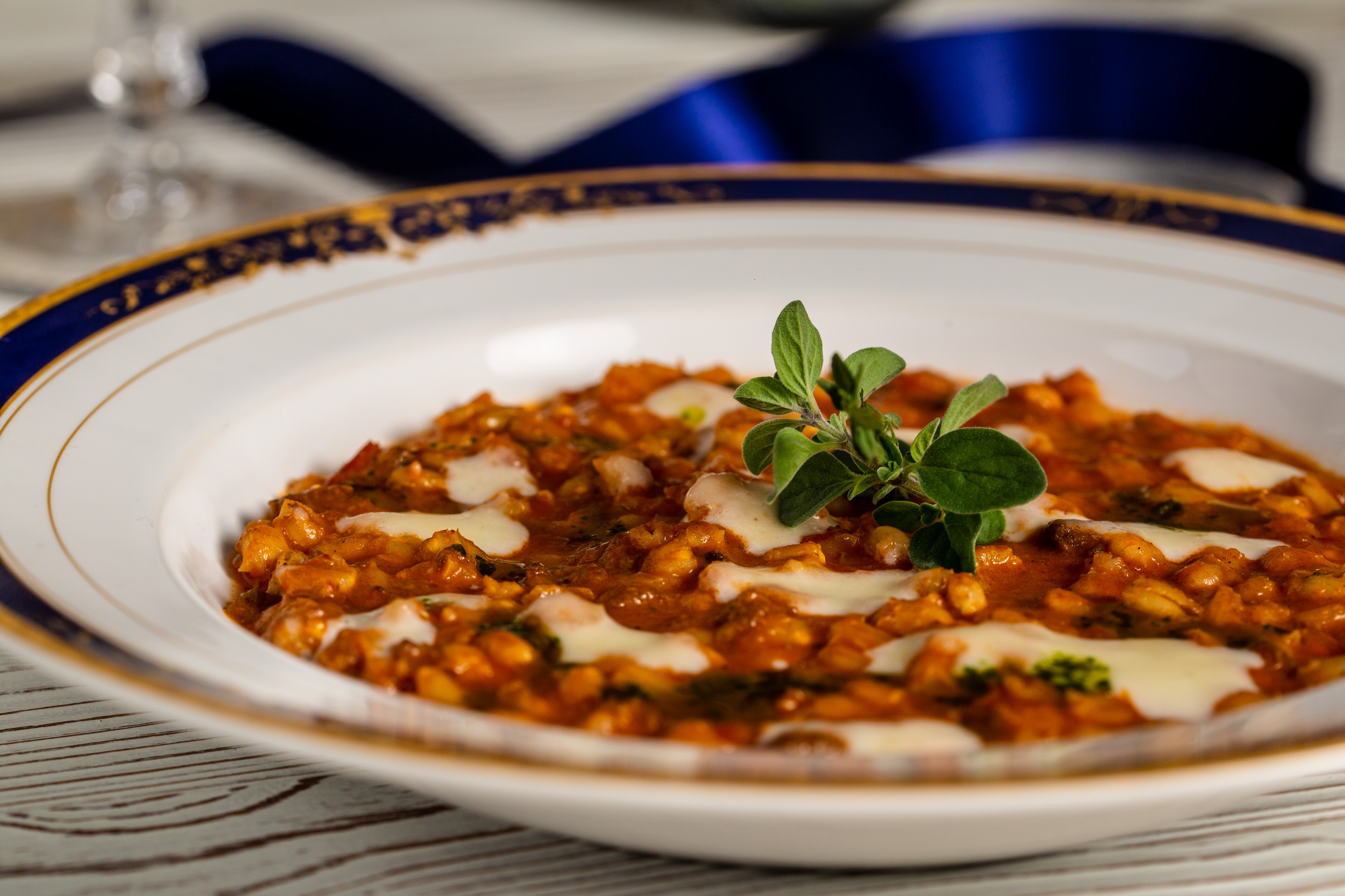 Mantecato di orzo perlato con stufato di lepre e doppia crema al sapore di noce moscata