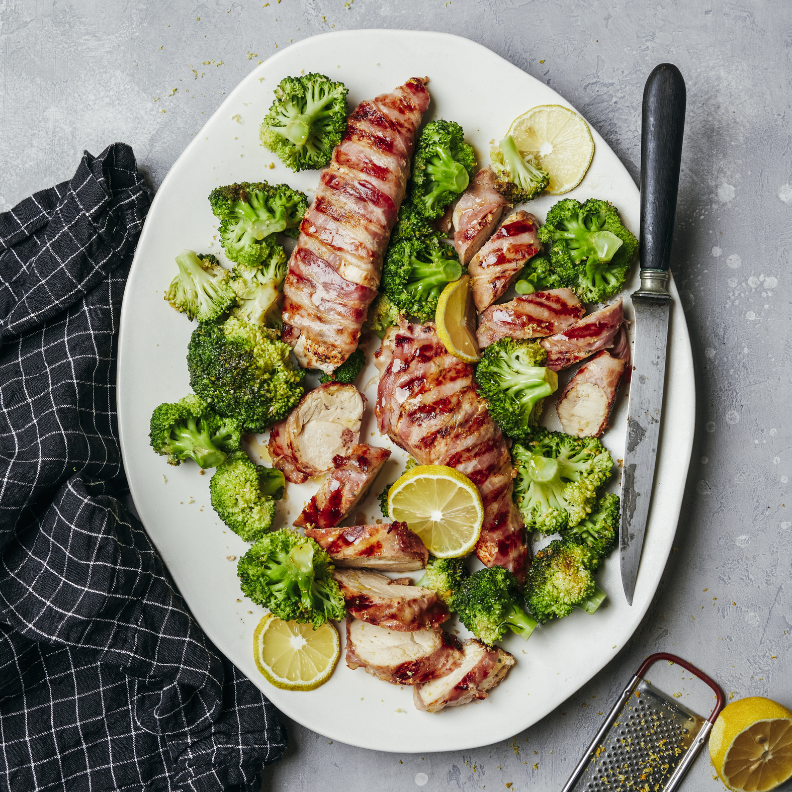 Pollo asado envuelto en bacon y brócoli con ajo y limón