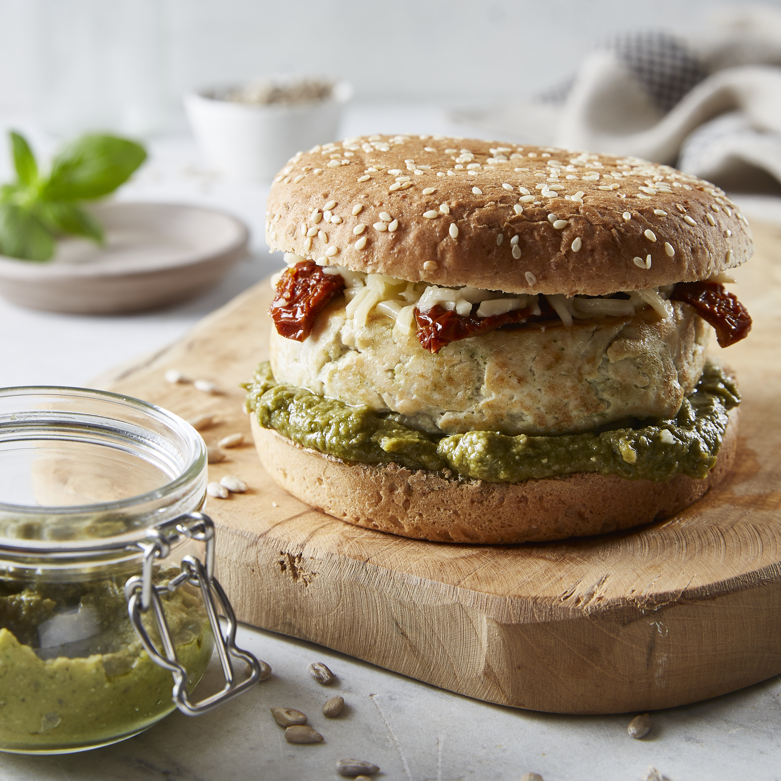 Hamburguesa de pollo con pesto de brócoli