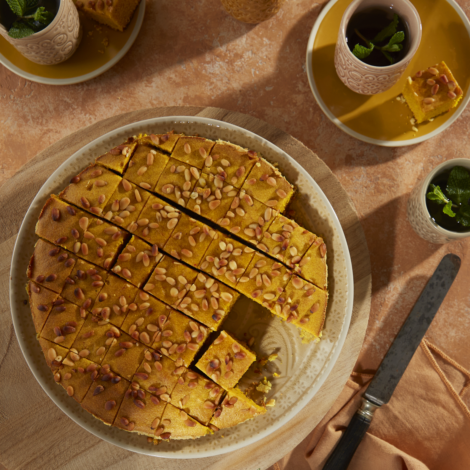 Pastel libanés de cúrcuma (sfouf)
