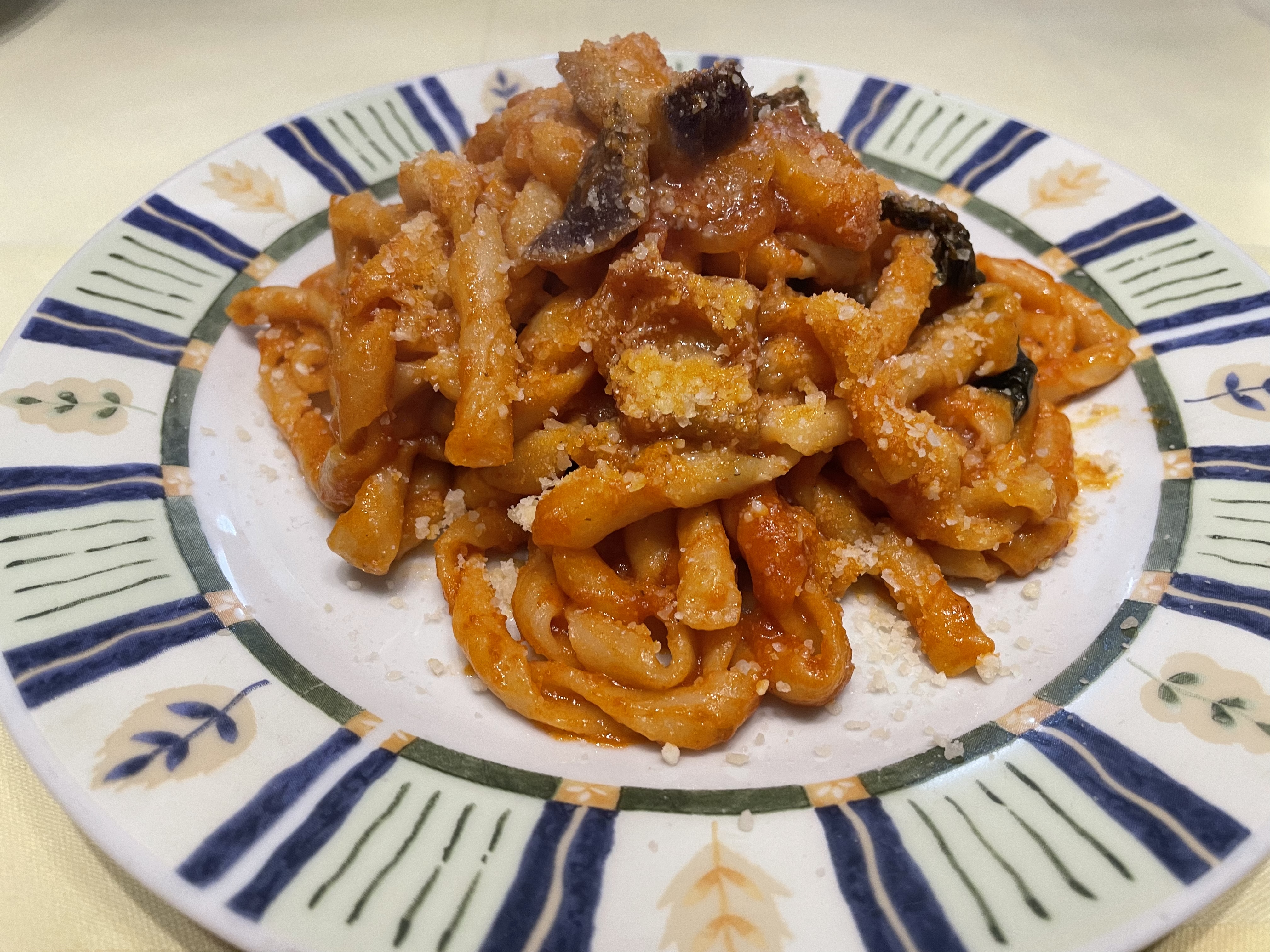 Busiate con salsa e melanzane